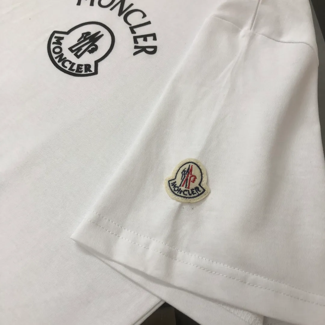 P160 MONCLER 2025 latest couple style round neck short-sleeved couple T-shirt, new spring and summer product, high quality 🔥🔥Three-dimensional logo letter logo printing technology on the chest! Fashionable and versatile trendy styles, customized imported fabrics! Comfortable to wear, breathable, fashionable without losing personality, the upper body is casual and casual, handsome and stylish, showing the temperament of a big brand. All three standards are complete! ! Color: Black White Size: S M L XL (Loose fit, please state your height and weight when placing an order)