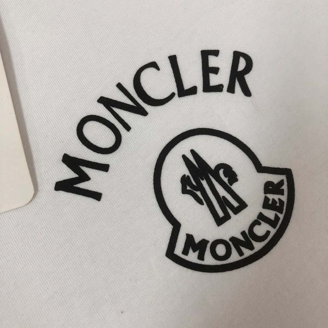 P160 MONCLER 2025 latest couple style round neck short-sleeved couple T-shirt, new spring and summer product, high quality 🔥🔥Three-dimensional logo letter logo printing technology on the chest! Fashionable and versatile trendy styles, customized imported fabrics! Comfortable to wear, breathable, fashionable without losing personality, the upper body is casual and casual, handsome and stylish, showing the temperament of a big brand. All three standards are complete! ! Color: Black White Size: S M L XL (Loose fit, please state your height and weight when placing an order)