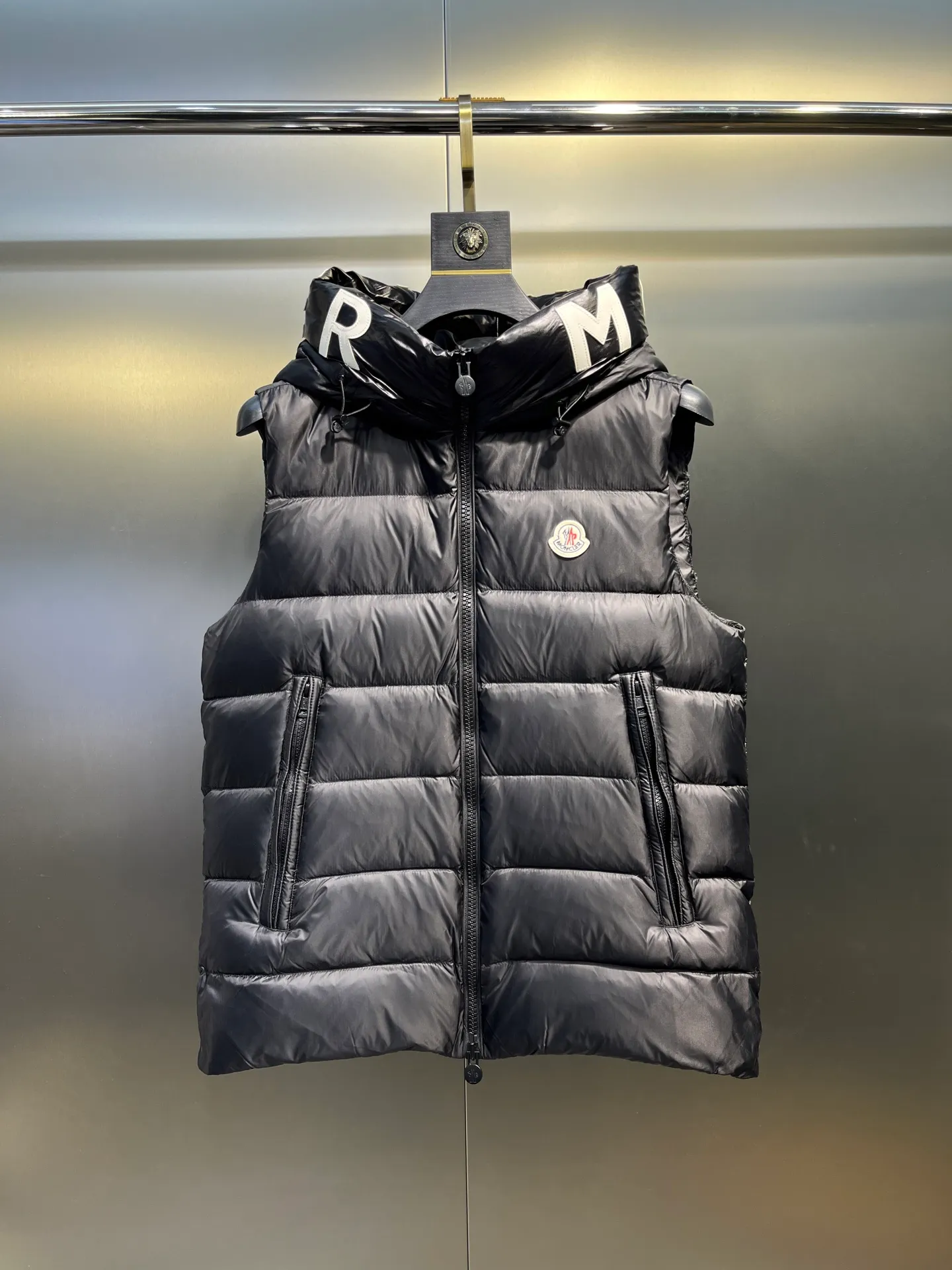 P560 moncler🌟Moncler hooded letter-printed down vest for men and women. It is carefully made of original nylon fabric and decorated with Moncler's unique logo details on the front chest. Made from the original version, every detail inside is restored. As soon as you pick up the real velvet and fake velvet, you can tell that only good things are made. Color: Black White Size: 1 2 3 4 5 (M～3xl)