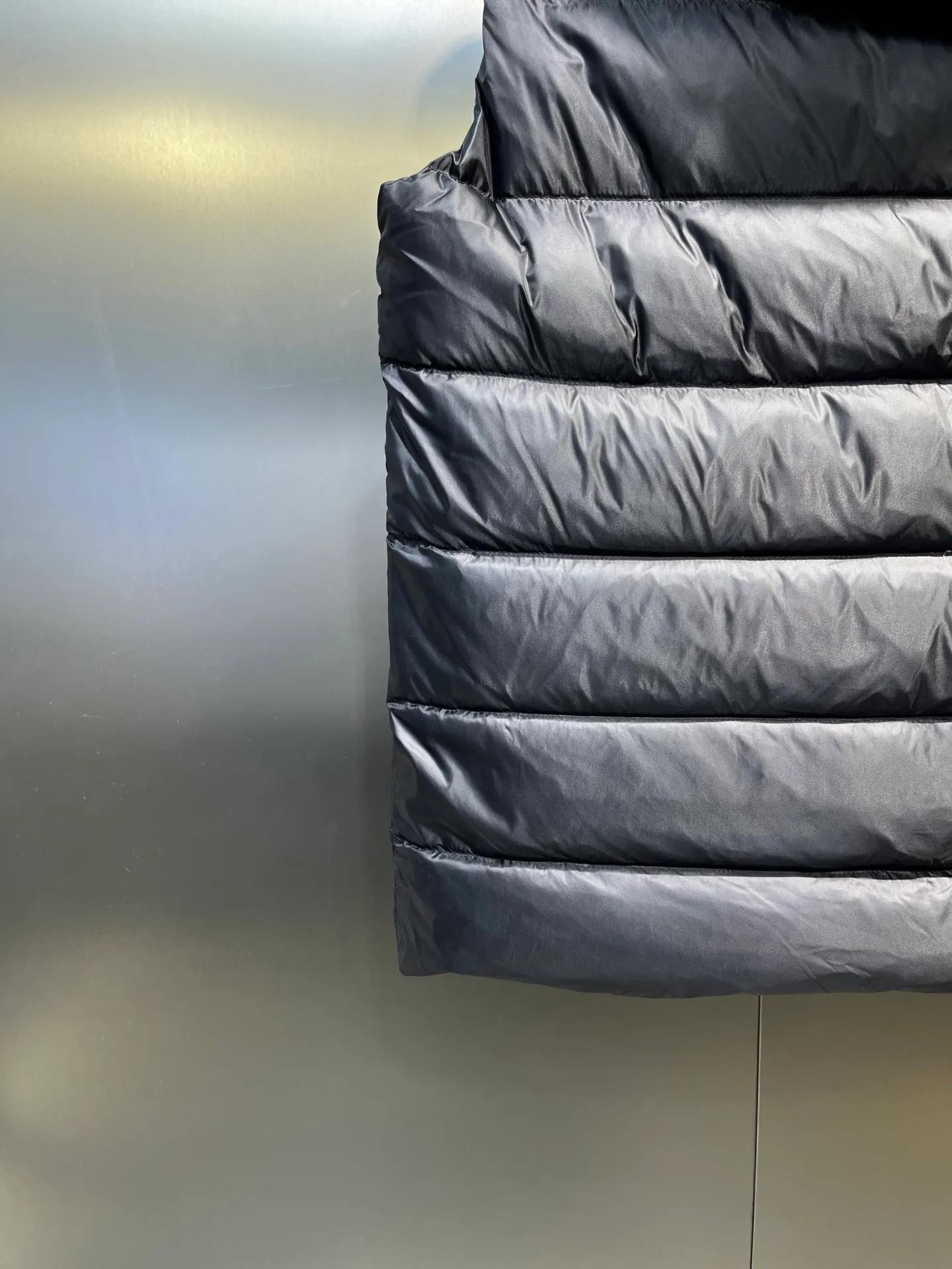P560 moncler🌟Moncler hooded letter-printed down vest for men and women. It is carefully made of original nylon fabric and decorated with Moncler's unique logo details on the front chest. Made from the original version, every detail inside is restored. As soon as you pick up the real velvet and fake velvet, you can tell that only good things are made. Color: Black White Size: 1 2 3 4 5 (M～3xl)