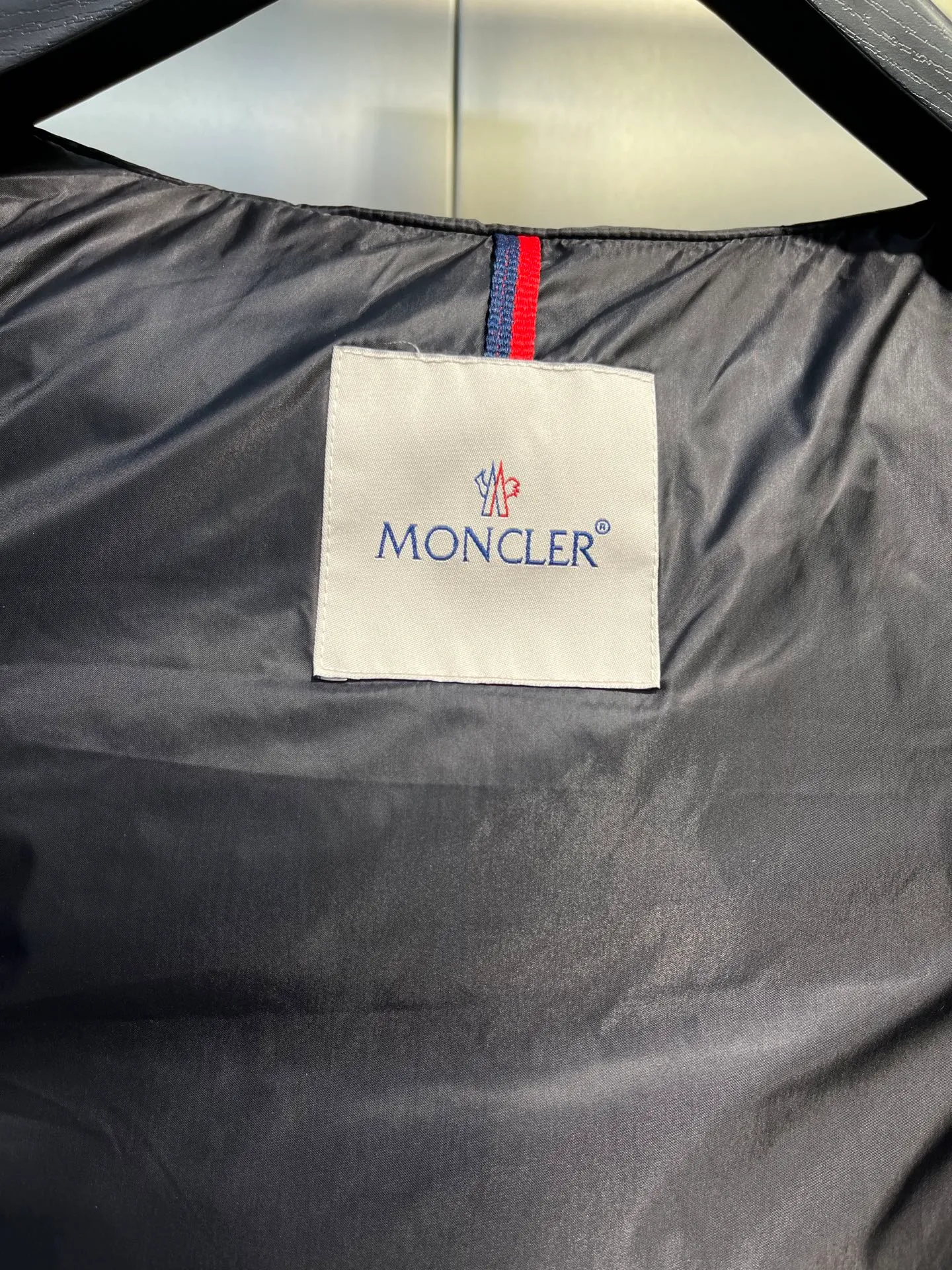 P560 moncler🌟Moncler hooded letter-printed down vest for men and women. It is carefully made of original nylon fabric and decorated with Moncler's unique logo details on the front chest. Made from the original version, every detail inside is restored. As soon as you pick up the real velvet and fake velvet, you can tell that only good things are made. Color: Black White Size: 1 2 3 4 5 (M～3xl)