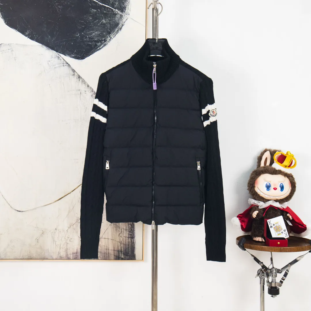 P660 zp version [exclusive supply] 2025 autumn and winter new style🆕down jacket top purchasing version MONCLER wool splicing sleeves, same style for men and women, down jacket jacket MONCLER/Moncler/mask new style. Each down jacket has been processed through at least 150 processes. The maximum fill power can reach 800➕ to make the wear warmer. 5A level standard. Use German anti-down needles up to 11 stitches every three centimeters. Precision sewing. Sleeve LOGO mark: The sleeve LOGO mark is made of wool, and the embroidery is made by Japanese Tajima machine. NFC chip: Both the sleeve wool embroidery mark and the inner wash mark can verify the NFC chip. Fabric: Light waterproof and breathable nylon cloth. Filling: 90% white duck down. Made of the best cloud velvet. Very high fluffy and very warm. Zipper: electroplated engraved logo zipper consistent with the original version. Embroidery: made by Japanese Tajima embroidery machine. Accessories: main label. Wash label. Tags and packaging are all original and complete Color: blue black Size: S M L XL 2XL Number: MM10600