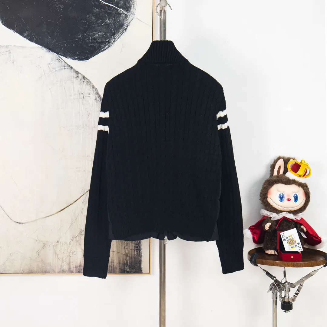 P660 zp version [exclusive supply] 2025 autumn and winter new style🆕down jacket top purchasing version MONCLER wool splicing sleeves, same style for men and women, down jacket jacket MONCLER/Moncler/mask new style. Each down jacket has been processed through at least 150 processes. The maximum fill power can reach 800➕ to make the wear warmer. 5A level standard. Use German anti-down needles up to 11 stitches every three centimeters. Precision sewing. Sleeve LOGO mark: The sleeve LOGO mark is made of wool, and the embroidery is made by Japanese Tajima machine. NFC chip: Both the sleeve wool embroidery mark and the inner wash mark can verify the NFC chip. Fabric: Light waterproof and breathable nylon cloth. Filling: 90% white duck down. Made of the best cloud velvet. Very high fluffy and very warm. Zipper: electroplated engraved logo zipper consistent with the original version. Embroidery: made by Japanese Tajima embroidery machine. Accessories: main label. Wash label. Tags and packaging are all original and complete Color: blue black Size: S M L XL 2XL Number: MM10600