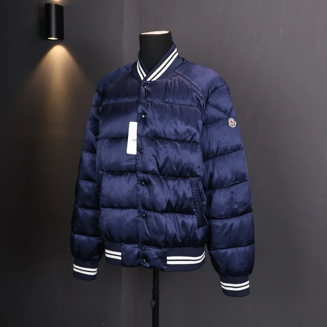 P1000 Moncler/Mask Back Logo Flying Baseball Jacket Down Jacket College retro-style baseball jacket, fashionable and stylish, made of satin nylon. After many fading treatments, it does not have the luster of ordinary satin. The overall dark color combination has the luster of satin and the unique style of Maillard colors. The entire garment is designed in the style of a flight jacket with down filling. This is the biggest highlight of moncler in the winter of 2023. The lining of the upper body is absolutely perfect. The lining is made of 50D double-sided calendered nylon breathable fabric. The filling of the whole piece of clothing is the new national standard white duck down. The filling amount of the whole piece is 280 grams. The large grid of down filling effect and the filling of white duck down are simply a warm weapon in autumn and winter.