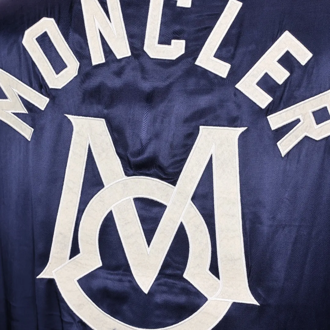 P1000 Moncler/Mask Back Logo Flying Baseball Jacket Down Jacket College retro-style baseball jacket, fashionable and stylish, made of satin nylon. After many fading treatments, it does not have the luster of ordinary satin. The overall dark color combination has the luster of satin and the unique style of Maillard colors. The entire garment is designed in the style of a flight jacket with down filling. This is the biggest highlight of moncler in the winter of 2023. The lining of the upper body is absolutely perfect. The lining is made of 50D double-sided calendered nylon breathable fabric. The filling of the whole piece of clothing is the new national standard white duck down. The filling amount of the whole piece is 280 grams. The large grid of down filling effect and the filling of white duck down are simply a warm weapon in autumn and winter.