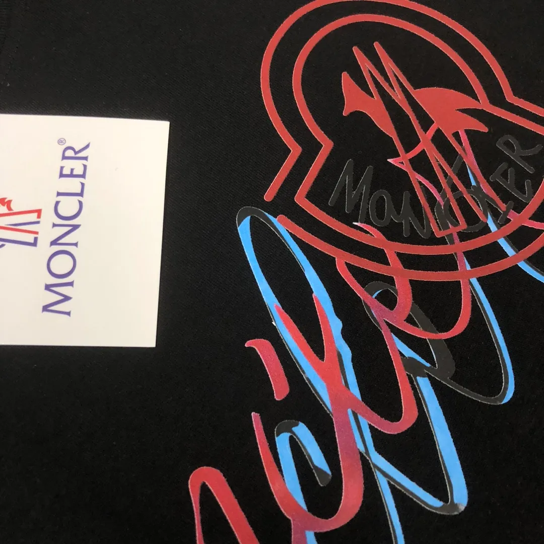 P160 🔥MONCLER The latest short-sleeved T-shirt for couples ~ Special brand letter printing technology on the chest ~ The fabric upper body is comfortable and breathable, not stiff, slim cut, specially customized fabrics! The upper body is comfortable and stylish, and it can be worn alone as an inner layer. It is a must-have for fashionistas! ! ! Color: black, white, gray Size: S～XL (loose version, please state your height and weight when placing an order)
