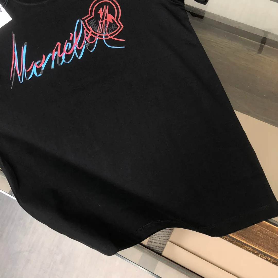 P160 🔥MONCLER The latest short-sleeved T-shirt for couples ~ Special brand letter printing technology on the chest ~ The fabric upper body is comfortable and breathable, not stiff, slim cut, specially customized fabrics! The upper body is comfortable and stylish, and it can be worn alone as an inner layer. It is a must-have for fashionistas! ! ! Color: black, white, gray Size: S～XL (loose version, please state your height and weight when placing an order)