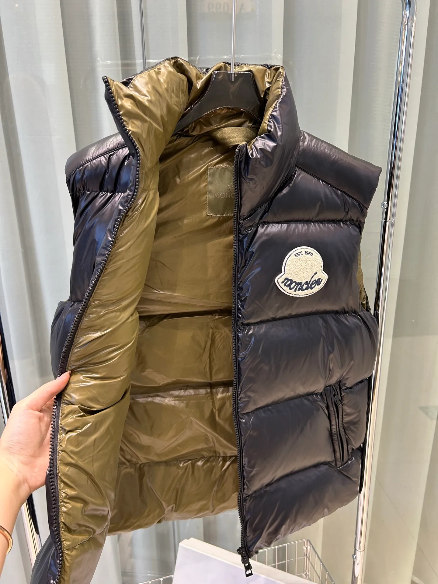 P660 25Moncler Moncler's new early autumn Lipsi men's down vest, which interprets Moncler's classic design, is a must-have item for the seasonal wardrobe. Crafted from lightweight, functional nylon laque fabric, it has a contrast lining for a vibrant feel. Style number: Big label vest Size: 12345 Color: off-white black