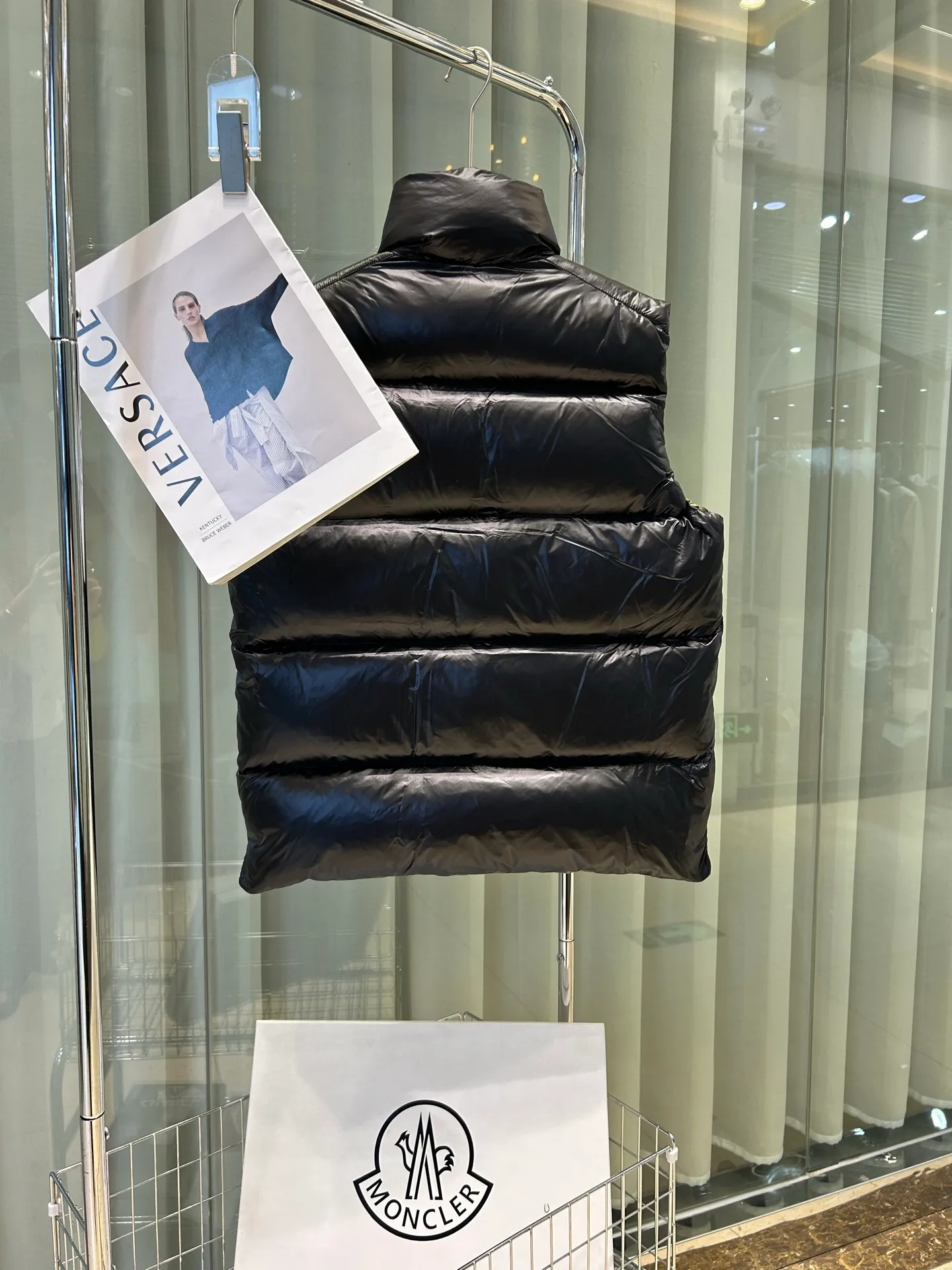 P660 25Moncler Moncler's new early autumn Lipsi men's down vest, which interprets Moncler's classic design, is a must-have item for the seasonal wardrobe. Crafted from lightweight, functional nylon laque fabric, it has a contrast lining for a vibrant feel. Style number: Big label vest Size: 12345 Color: off-white black