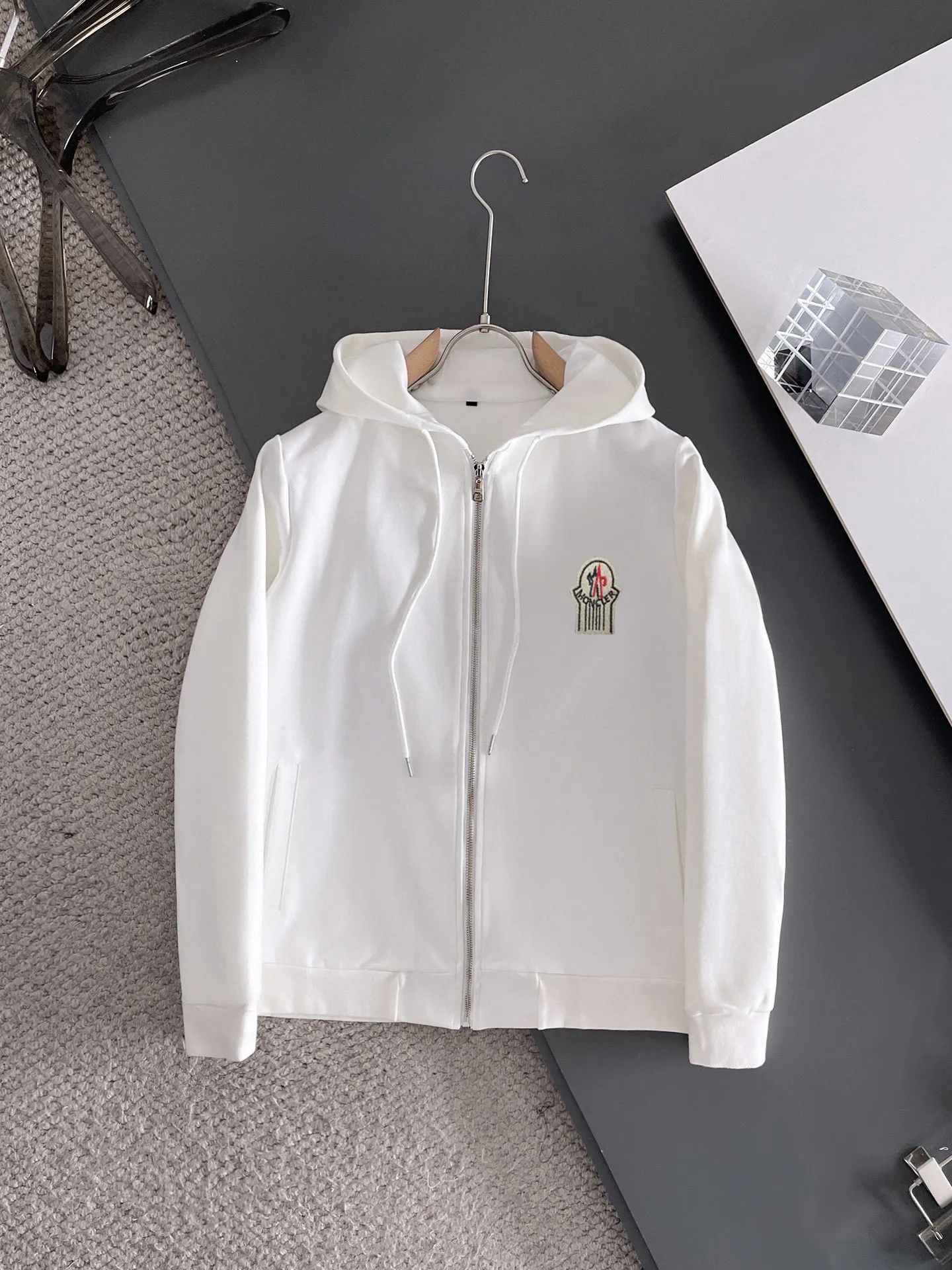 P400 💰【MONCLER】(Gospel for Fatty) hot-selling suit is coming. Focus on the original version of the official website. 2025 new hot-selling cardigan and sweatshirt suit. The original order is the best. 🇭🇰The meticulous work of top designers. Just for a fitting and perfect upper body effect. All-natural high-quality Roman cotton 100%, close-fitting comfort, noble and elegant! Original hardware embodies elegance and nobility! Counter size: M-5XL (maximum wear up to 220 pounds)