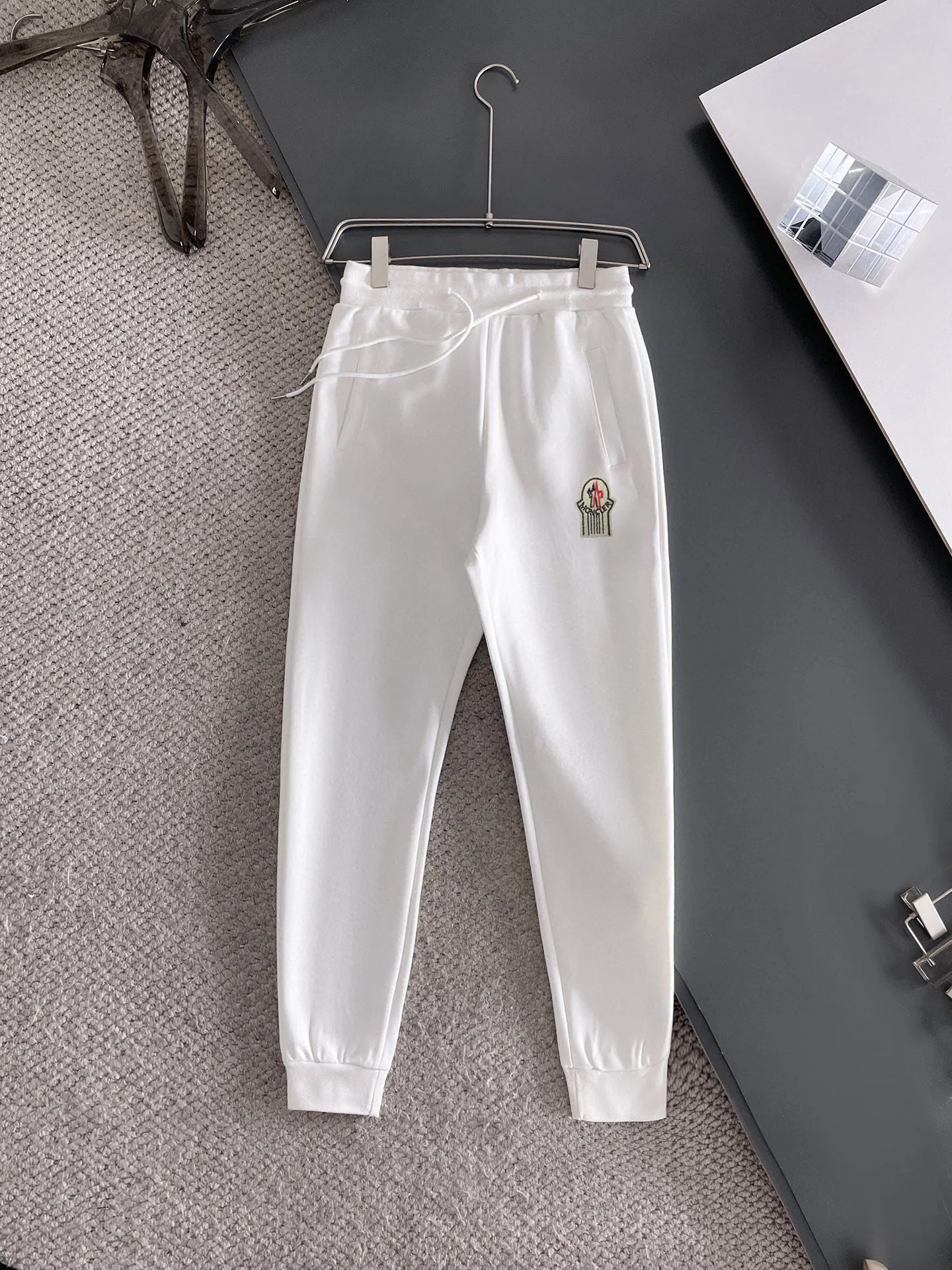 P400 💰【MONCLER】(Gospel for Fatty) hot-selling suit is coming. Focus on the original version of the official website. 2025 new hot-selling cardigan and sweatshirt suit. The original order is the best. 🇭🇰The meticulous work of top designers. Just for a fitting and perfect upper body effect. All-natural high-quality Roman cotton 100%, close-fitting comfort, noble and elegant! Original hardware embodies elegance and nobility! Counter size: M-5XL (maximum wear up to 220 pounds)
