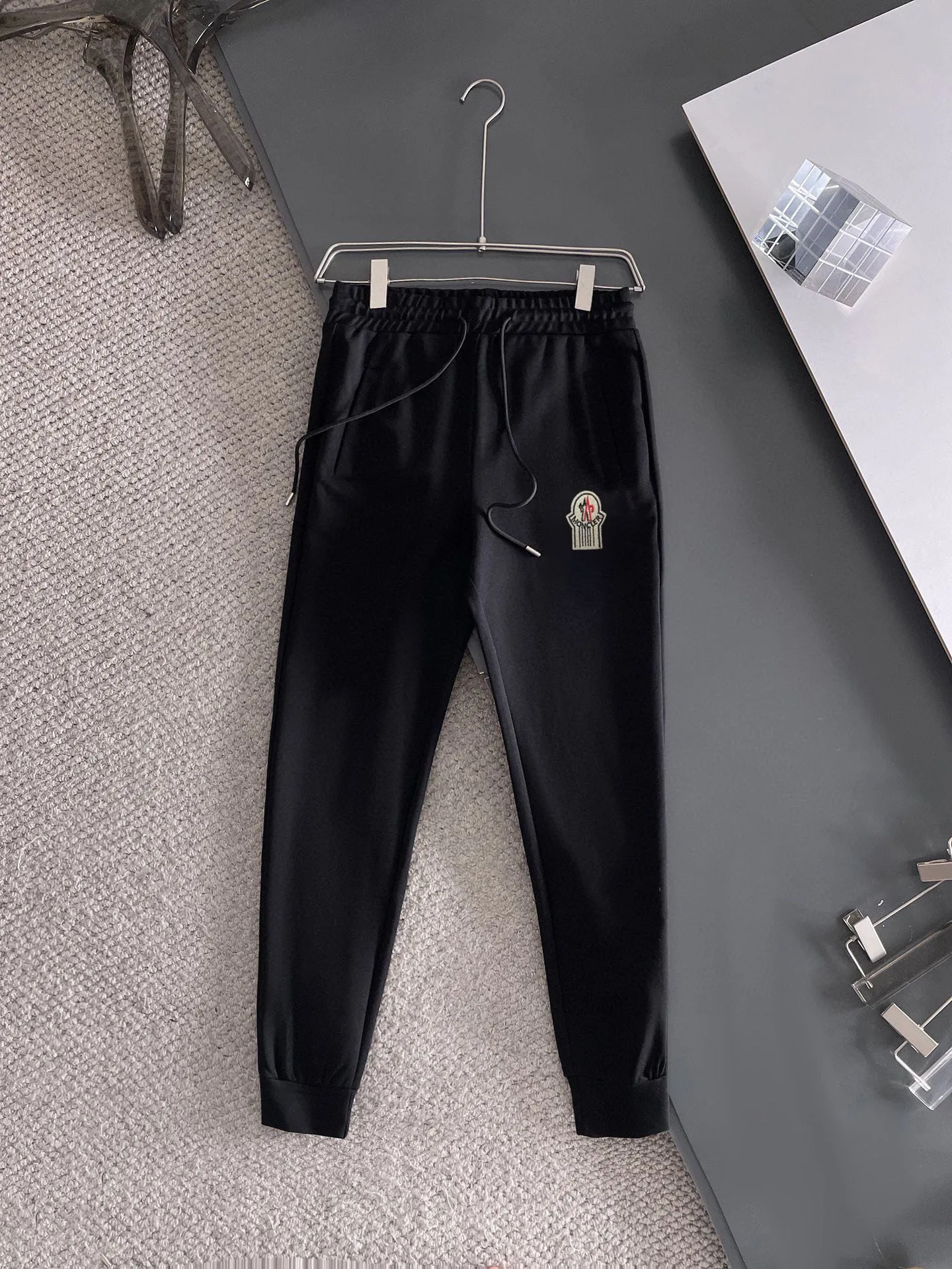 P400 💰【MONCLER】(Gospel for Fatty) hot-selling suit is coming. Focus on the original version of the official website. 2025 new hot-selling cardigan and sweatshirt suit. The original order is the best. 🇭🇰The meticulous work of top designers. Just for a fitting and perfect upper body effect. All-natural high-quality Roman cotton 100%, close-fitting comfort, noble and elegant! Original hardware embodies elegance and nobility! Counter size: M-5XL (maximum wear up to 220 pounds)