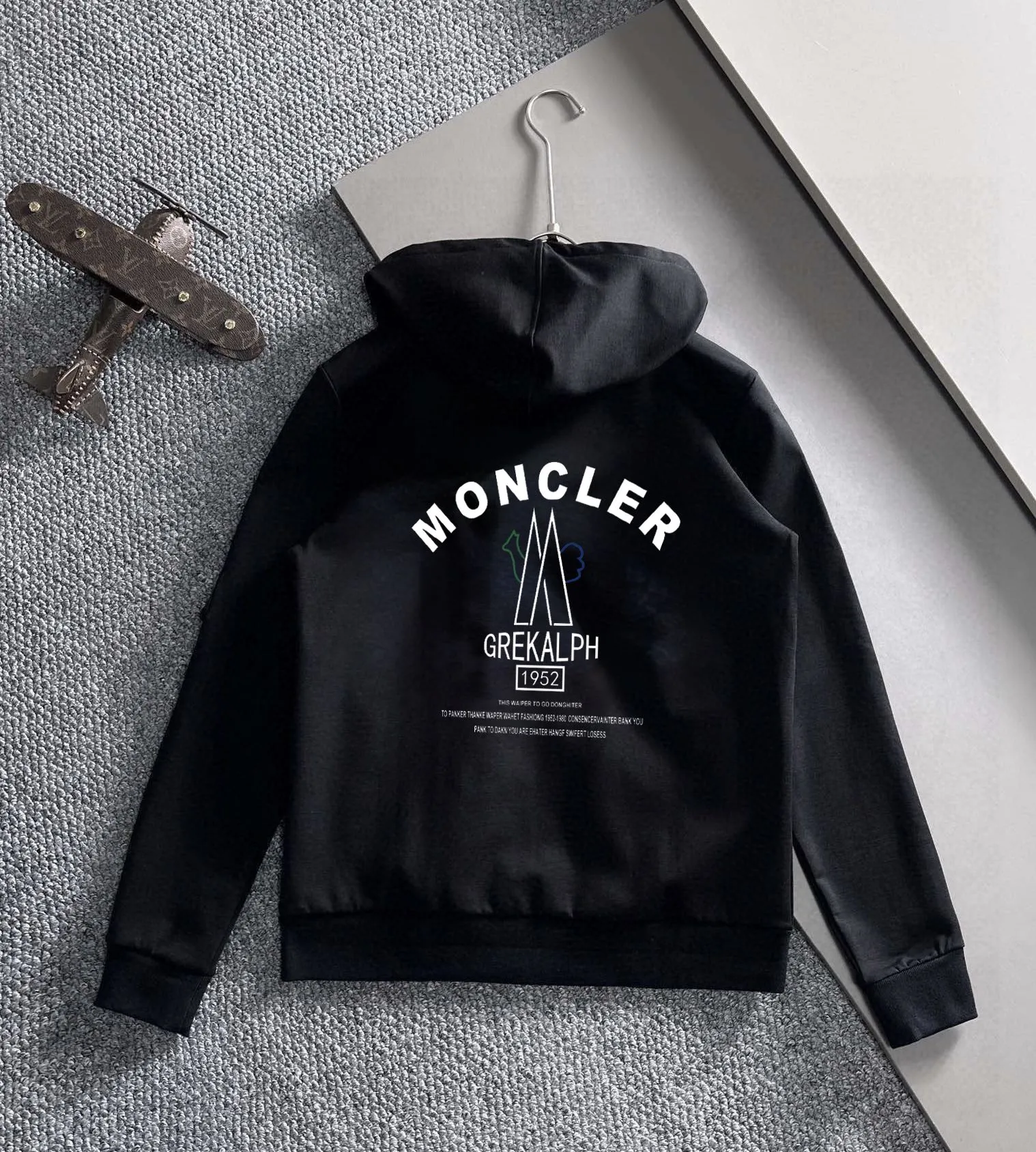 P400 💰【MONCLER】(Gospel for Fatty) hot-selling suit is coming. Focus on the original version of the official website. 2025 new hot-selling cardigan and sweatshirt suit. The original order is the best. 🇭🇰The meticulous work of top designers. Just for a fitting and perfect upper body effect. All-natural high-quality Roman cotton 100%, close-fitting comfort, noble and elegant! Original hardware embodies elegance and nobility! Counter size: M-5XL (maximum wear up to 220 pounds)