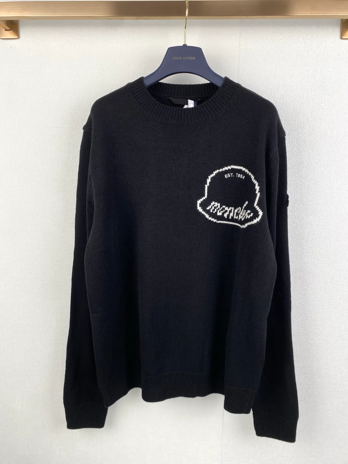 P480 MONCLER embroidered logo round neck long-sleeved sweater ●Authentic product purchased and developed by 3773 ●35% wool double-ply blended wool ●Using Japanese imported loom (silver flute) seven needles ●Wool enzyme washing ●Wool jacquard ●Customized 1:1 chapter ●Customized 1:1 trademark ●Fit version ●Size: S M L XL ●Dry cleaning recommended (this product is woven from wool and is not easy to machine wash)