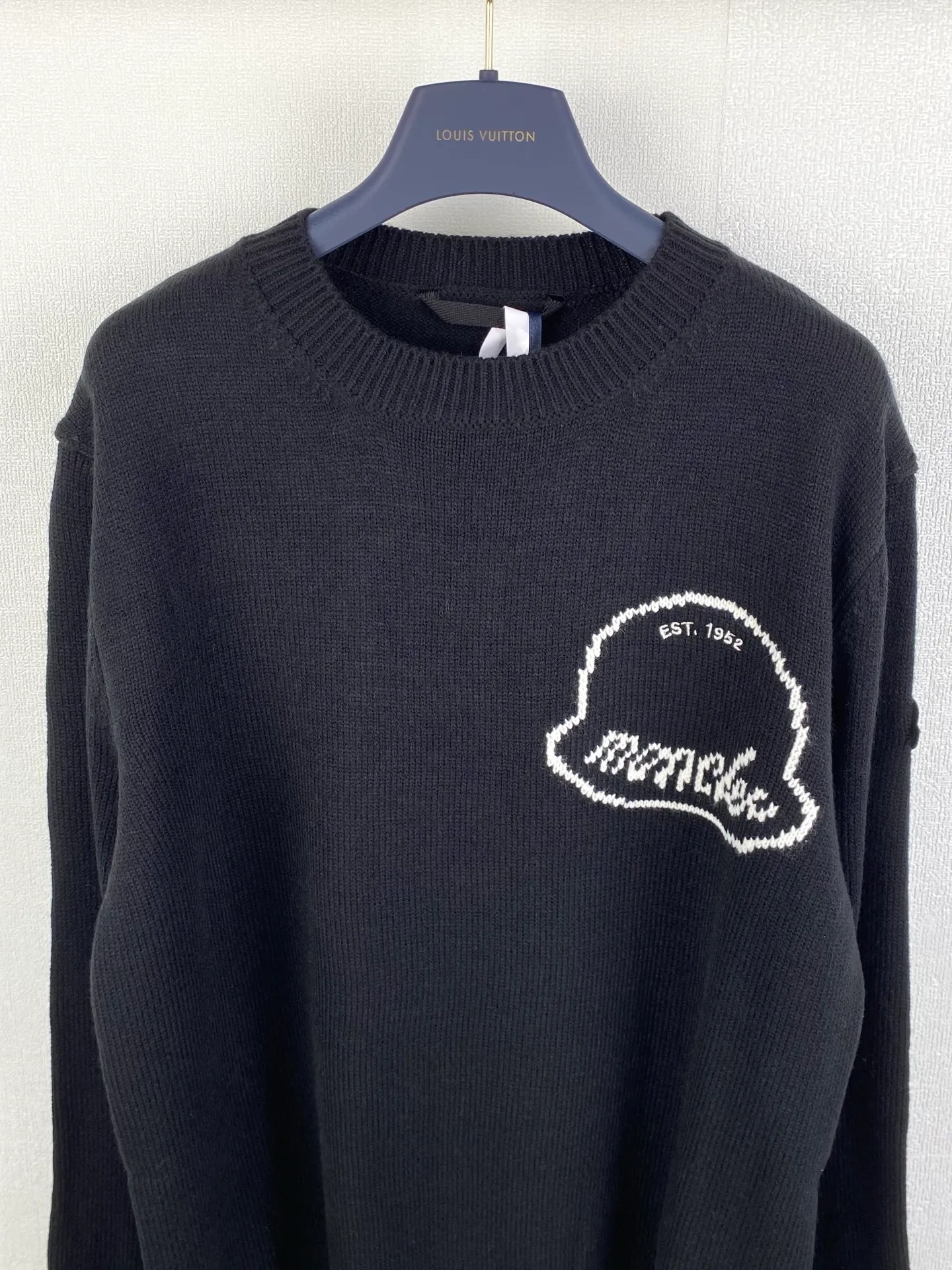 P480 MONCLER embroidered logo round neck long-sleeved sweater ●Authentic product purchased and developed by 3773 ●35% wool double-ply blended wool ●Using Japanese imported loom (silver flute) seven needles ●Wool enzyme washing ●Wool jacquard ●Customized 1:1 chapter ●Customized 1:1 trademark ●Fit version ●Size: S M L XL ●Dry cleaning recommended (this product is woven from wool and is not easy to machine wash)