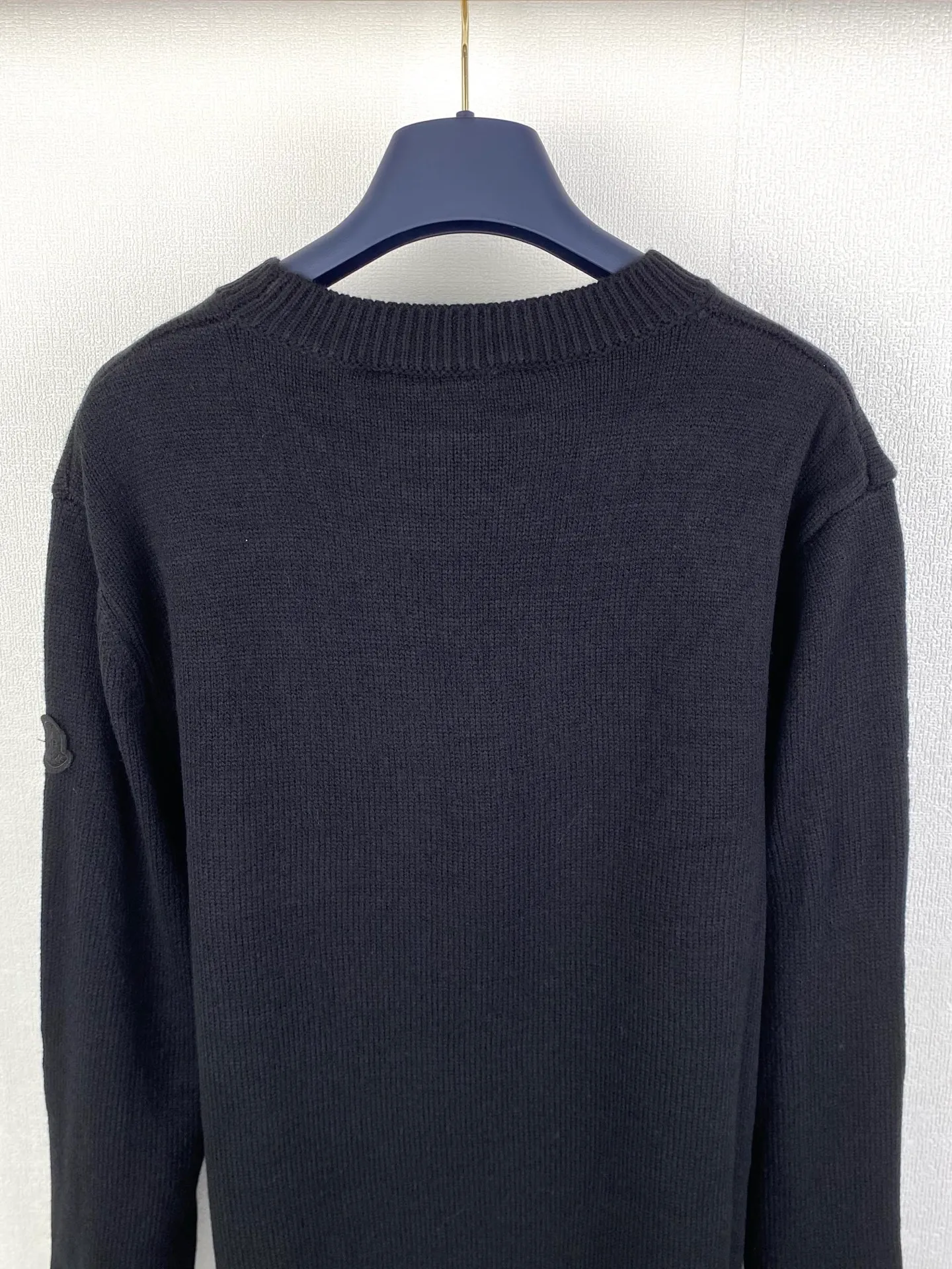 P480 MONCLER embroidered logo round neck long-sleeved sweater ●Authentic product purchased and developed by 3773 ●35% wool double-ply blended wool ●Using Japanese imported loom (silver flute) seven needles ●Wool enzyme washing ●Wool jacquard ●Customized 1:1 chapter ●Customized 1:1 trademark ●Fit version ●Size: S M L XL ●Dry cleaning recommended (this product is woven from wool and is not easy to machine wash)