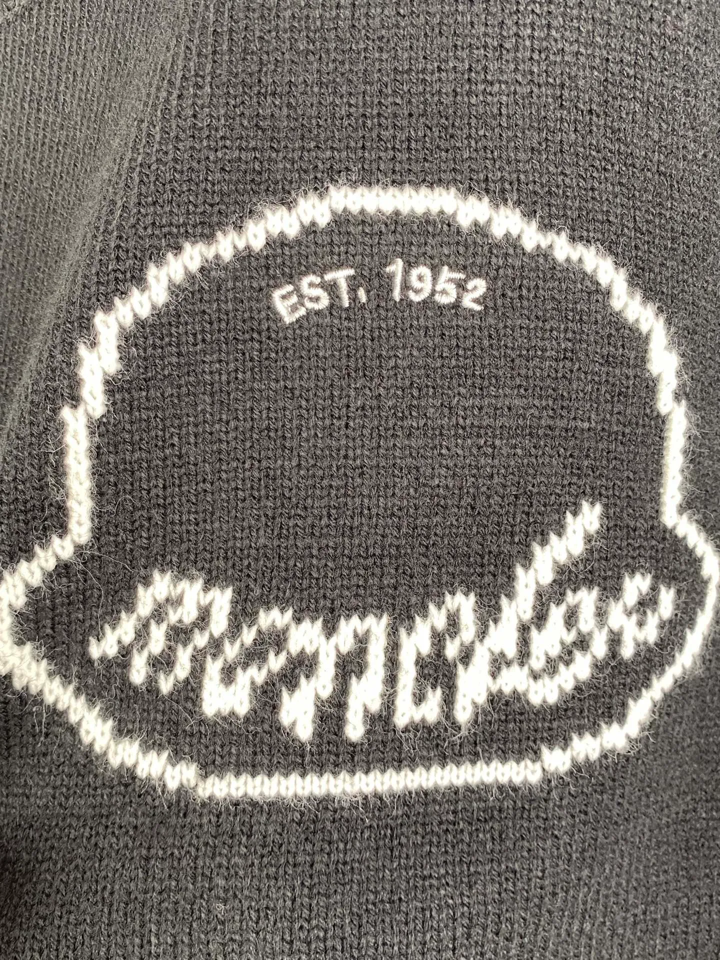 P480 MONCLER embroidered logo round neck long-sleeved sweater ●Authentic product purchased and developed by 3773 ●35% wool double-ply blended wool ●Using Japanese imported loom (silver flute) seven needles ●Wool enzyme washing ●Wool jacquard ●Customized 1:1 chapter ●Customized 1:1 trademark ●Fit version ●Size: S M L XL ●Dry cleaning recommended (this product is woven from wool and is not easy to machine wash)