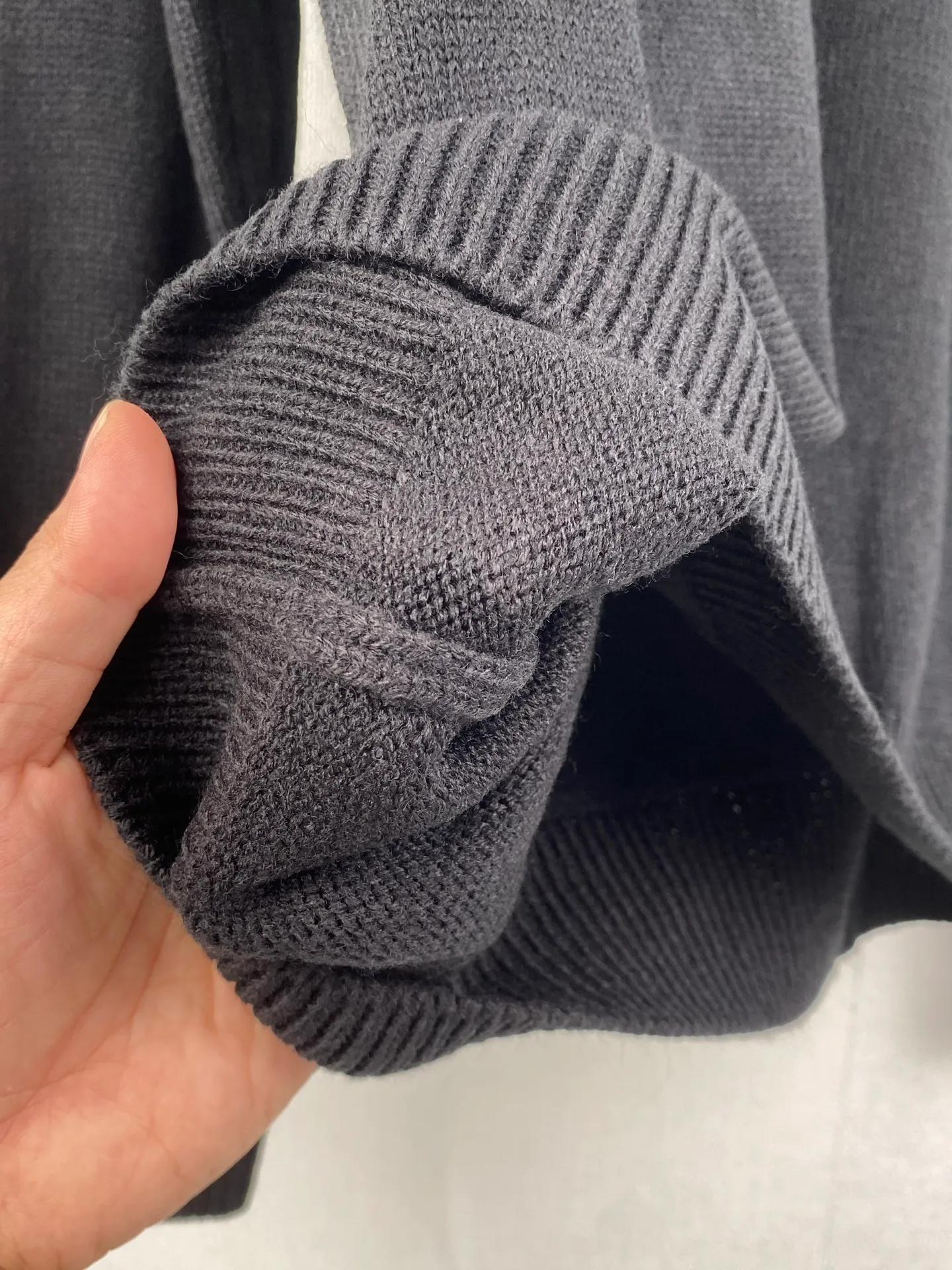 P480 MONCLER embroidered logo round neck long-sleeved sweater ●Authentic product purchased and developed by 3773 ●35% wool double-ply blended wool ●Using Japanese imported loom (silver flute) seven needles ●Wool enzyme washing ●Wool jacquard ●Customized 1:1 chapter ●Customized 1:1 trademark ●Fit version ●Size: S M L XL ●Dry cleaning recommended (this product is woven from wool and is not easy to machine wash)