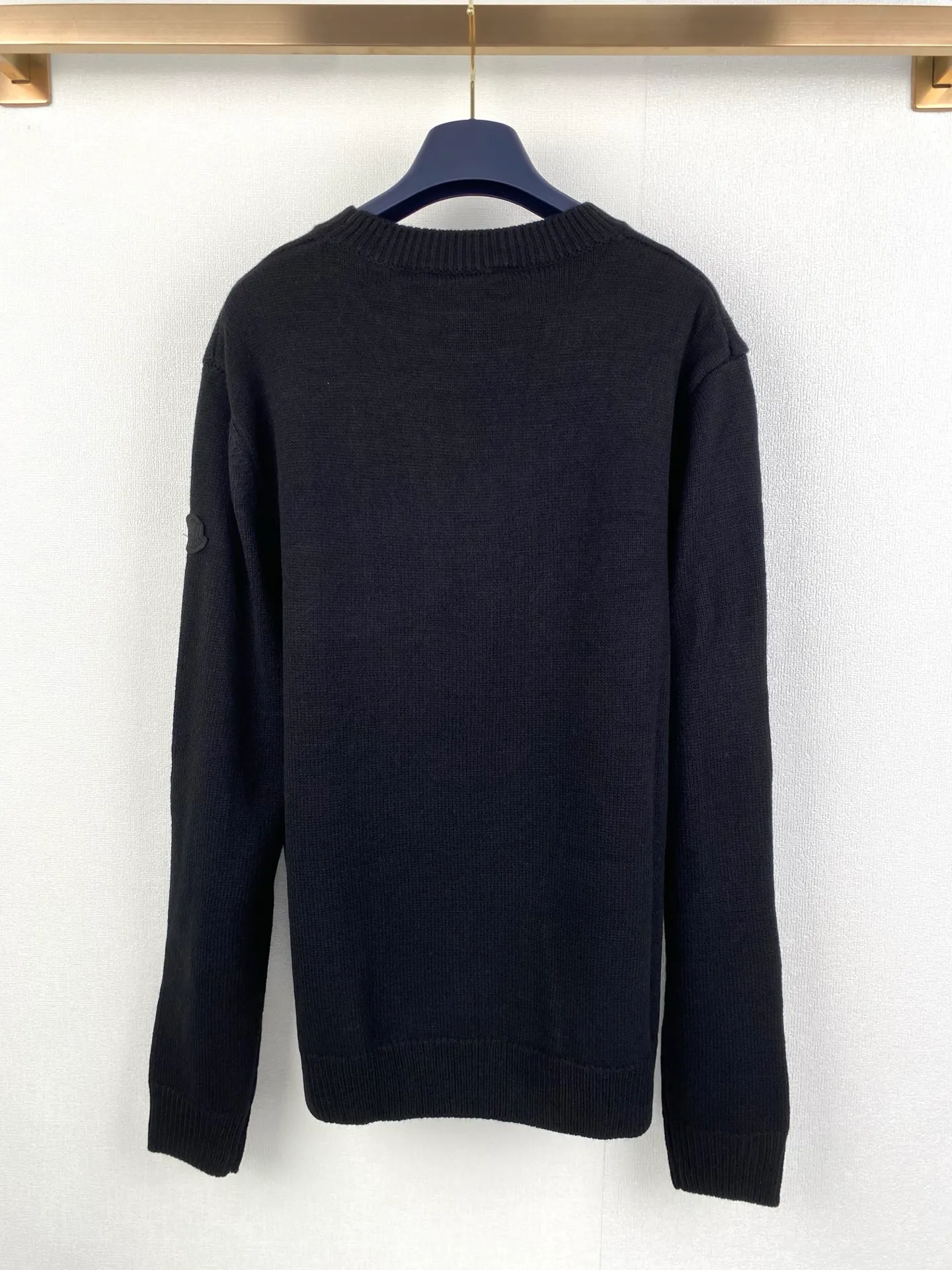 P480 MONCLER embroidered logo round neck long-sleeved sweater ●Authentic product purchased and developed by 3773 ●35% wool double-ply blended wool ●Using Japanese imported loom (silver flute) seven needles ●Wool enzyme washing ●Wool jacquard ●Customized 1:1 chapter ●Customized 1:1 trademark ●Fit version ●Size: S M L XL ●Dry cleaning recommended (this product is woven from wool and is not easy to machine wash)