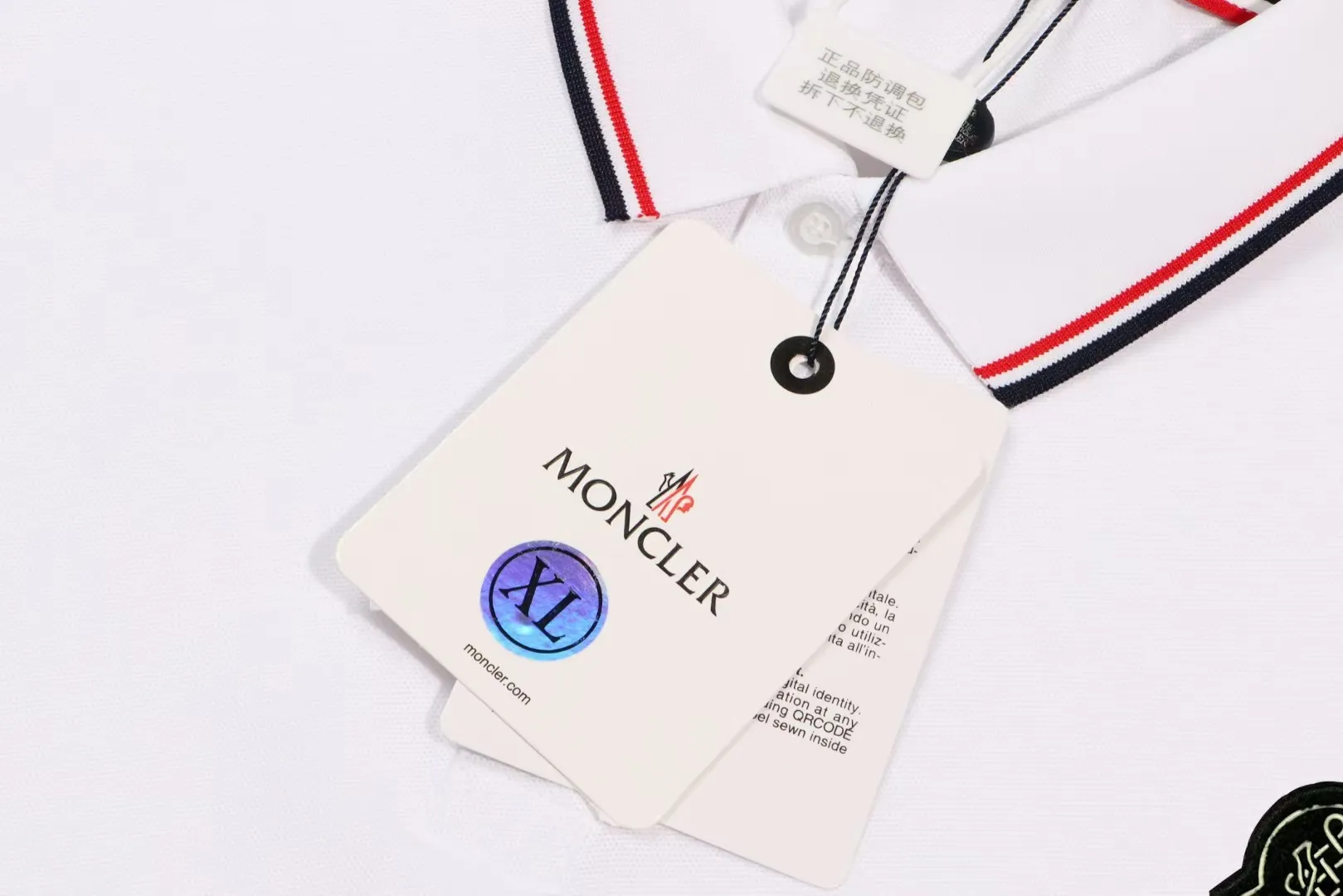 P200 New in stock】𝐌𝐎𝐍𝐂𝐋𝐄𝐑~Mengkou #2025 New high-quality lapel long-sleeved POLO shirt in early spring, custom-made fabrics at the counter. Highly breathable and comfortable, with impeccable details. The brand's simple element design concept reflects high quality. It feels delicate and soft! It presents a casual cut and the upper body shape is great! The chest is filled with three-dimensional embroidery of the brand LOGO to highlight quality and luxury. Color: black, white Size: M~L~XL~2XL~3XL