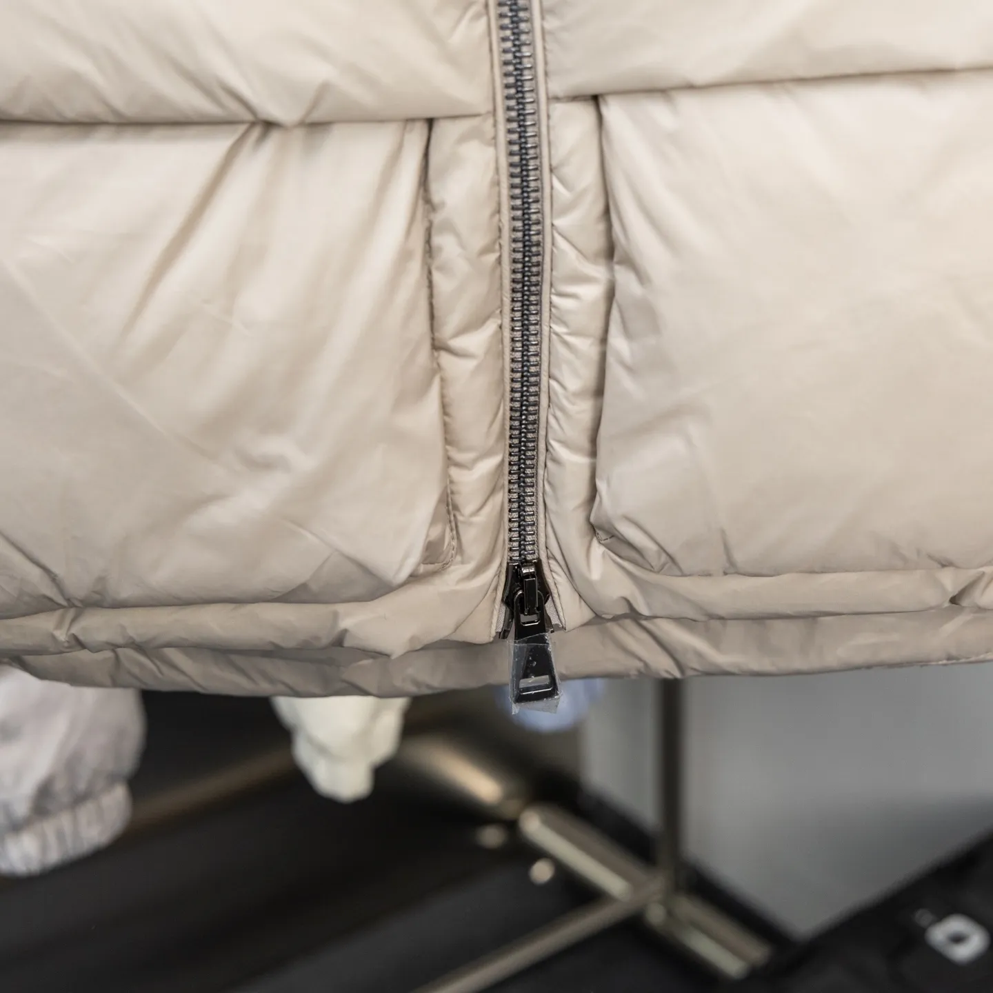 P660 2025 Autumn and Winter New Down Vest🆕 MONCLER Mouth Mouth (high version) latest counter, filled with white duck down inside. The soft-shell fabric feels delicate and smooth. The overall style is generous but elegant. It is lightweight and warm. The temperature locking effect is very good. The unique masked logo epaulette. The whole dress is perfect and impeccable. It is a model of versatility and has a sophisticated temperament. High-end casual selection! Same style for men and women 👫 Color: black champagne