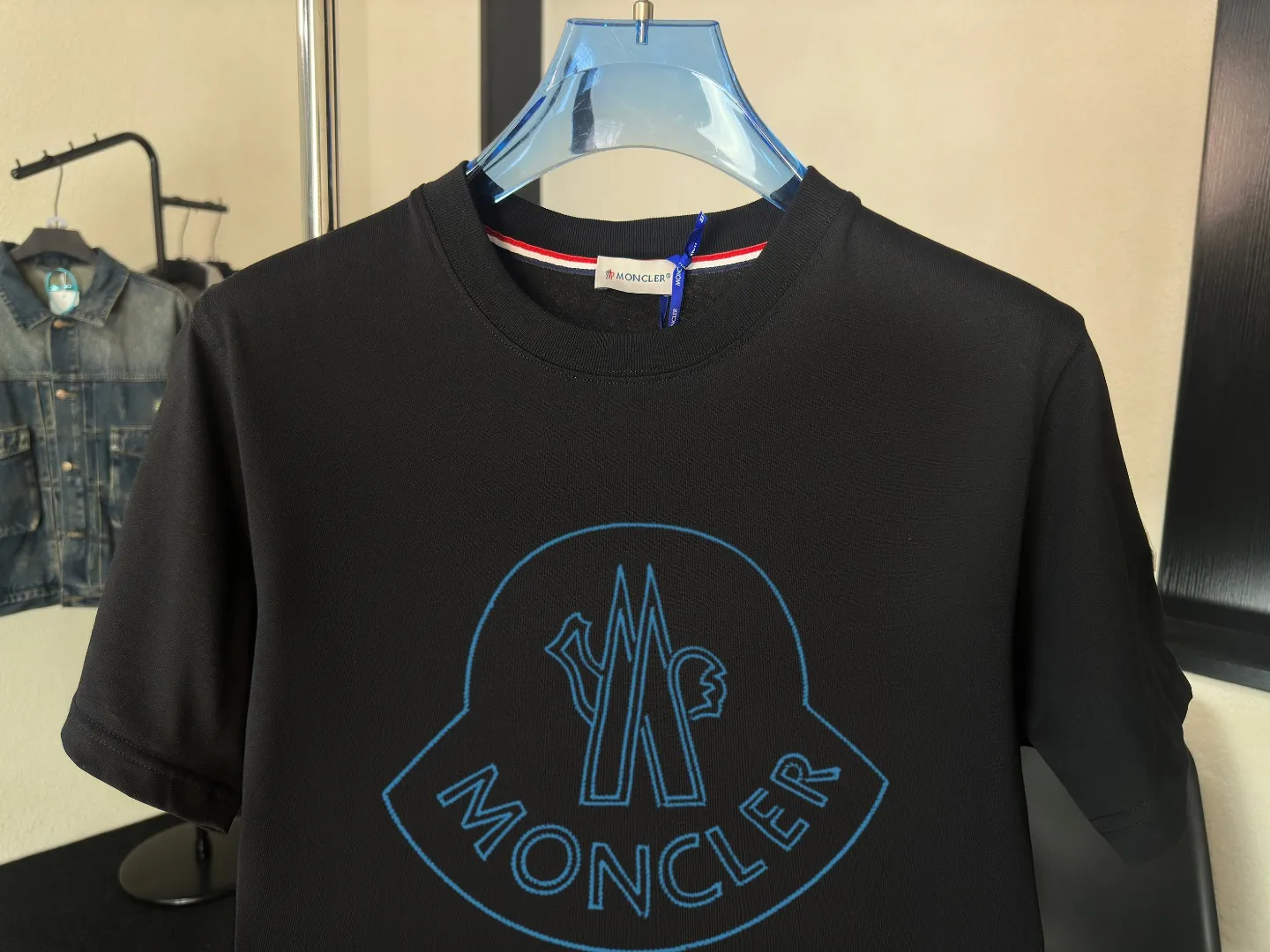 P140 Upgraded version "Mobile phone smart sensor ~ NFC chip armband ~ Direct access to the official website for anti-counterfeiting" "Moncler ~ Mouth Mouth" 2025 new high-quality round neck short-sleeved T-shirt. The cuffs have imported embroidered labels. Customized dyeing, very comfortable to touch. Super versatile and good-looking short-sleeved. Complete with three labels. Non-market ordinary version. Feel free to compare. Quality is absolutely guaranteed! ‼ First of all, this original fabric is all custom-woven with 32-count double yarn fabric, 250G, and the weight is the same‼ Fine workmanship, double waistcoat method, double waistcoat method, double waistcoat method makes the whole dress more three-dimensional, which is not a craft that ordinary T-shirts can achieve🤪 Size: S-M-L-XL-2XL Color: black, white, apricot, same style for men and women