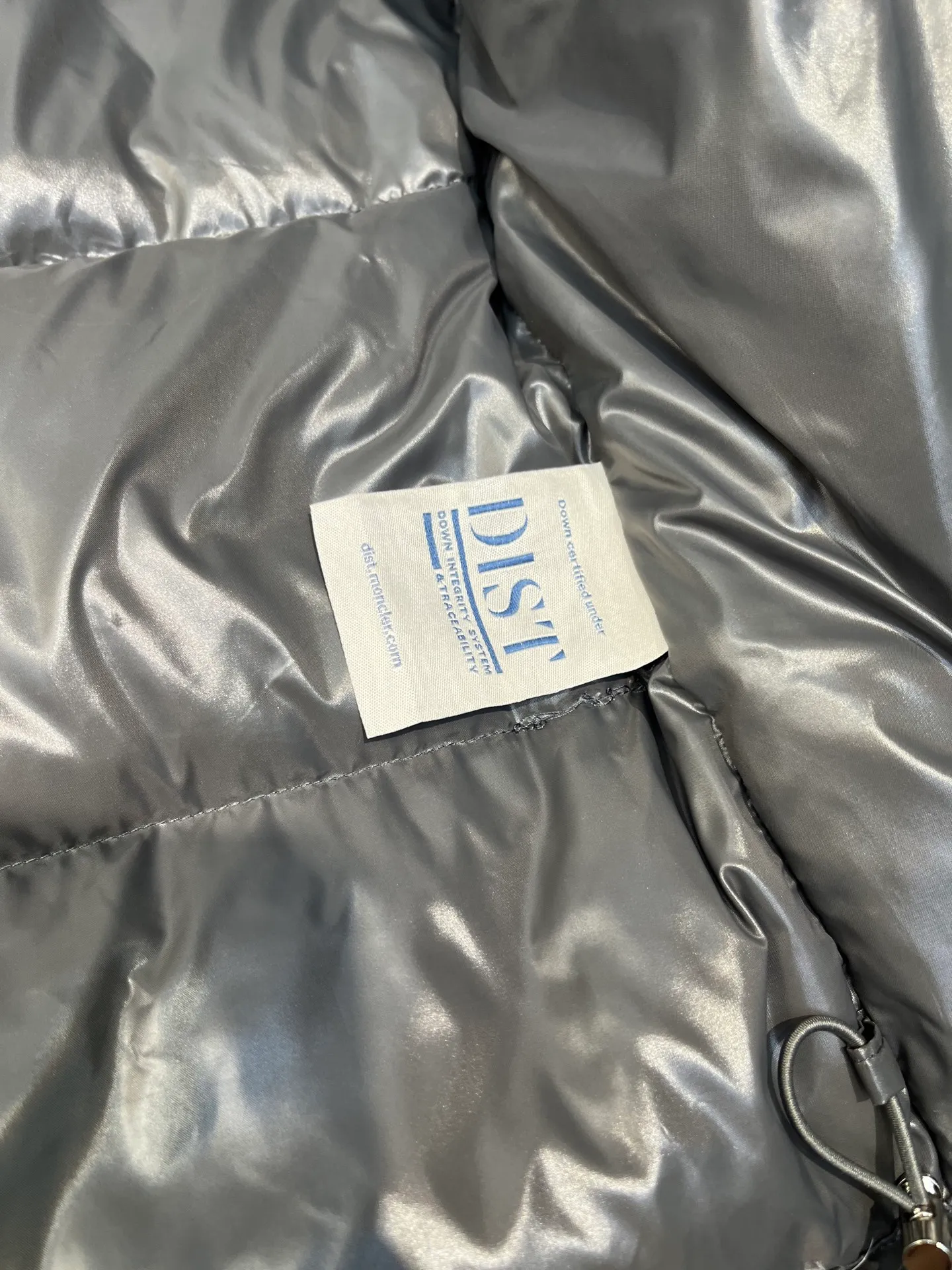 P700 𝗠𝗼𝗻𝗰𝗹𝗲𝗿 𝗠𝗮𝘆𝗮/ Moncler's top-quality Maya down jacket is a super hot style that you can't buy in winter. Eason Chan, Nicholas Tse, and Zhao Lusi have been wearing it one after another. They speak for themselves with their strength, a veteran-level style. This series is known for its fluffy bread style and glossy effect. It is the most popular series in the classic main line of the M family. Buying at the counter and from the official website is basically a matter of rush! Promise me to buy it soon! Just needed series! ! Don’t wait until winter when it’s hard to get one size: 123456