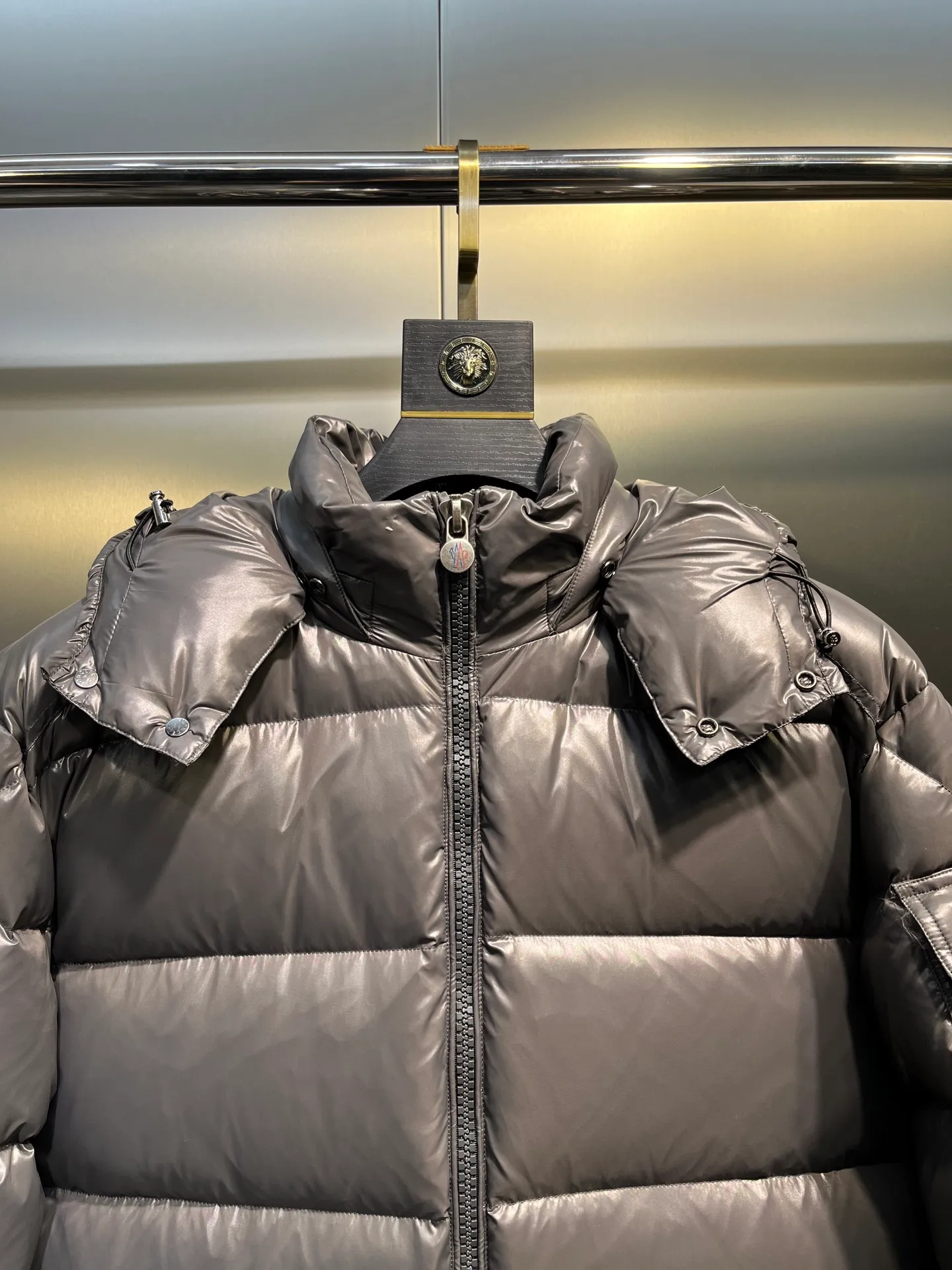 P700 𝗠𝗼𝗻𝗰𝗹𝗲𝗿 𝗠𝗮𝘆𝗮/ Moncler's top-quality Maya down jacket is a super hot style that you can't buy in winter. Eason Chan, Nicholas Tse, and Zhao Lusi have been wearing it one after another. They speak for themselves with their strength, a veteran-level style. This series is known for its fluffy bread style and glossy effect. It is the most popular series in the classic main line of the M family. Buying at the counter and from the official website is basically a matter of rush! Promise me to buy it soon! Just needed series! ! Don’t wait until winter when it’s hard to get one size: 123456
