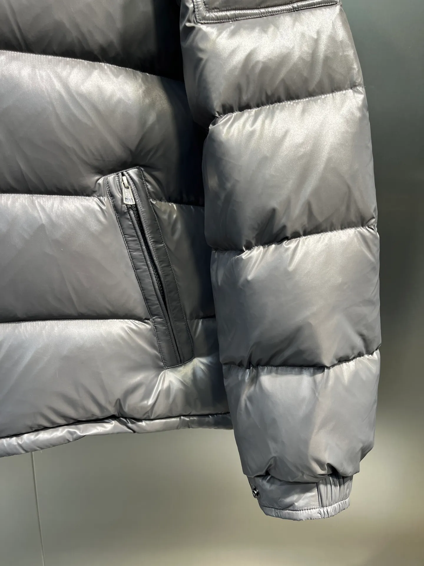 P700 𝗠𝗼𝗻𝗰𝗹𝗲𝗿 𝗠𝗮𝘆𝗮/ Moncler's top-quality Maya down jacket is a super hot style that you can't buy in winter. Eason Chan, Nicholas Tse, and Zhao Lusi have been wearing it one after another. They speak for themselves with their strength, a veteran-level style. This series is known for its fluffy bread style and glossy effect. It is the most popular series in the classic main line of the M family. Buying at the counter and from the official website is basically a matter of rush! Promise me to buy it soon! Just needed series! ! Don’t wait until winter when it’s hard to get one size: 123456