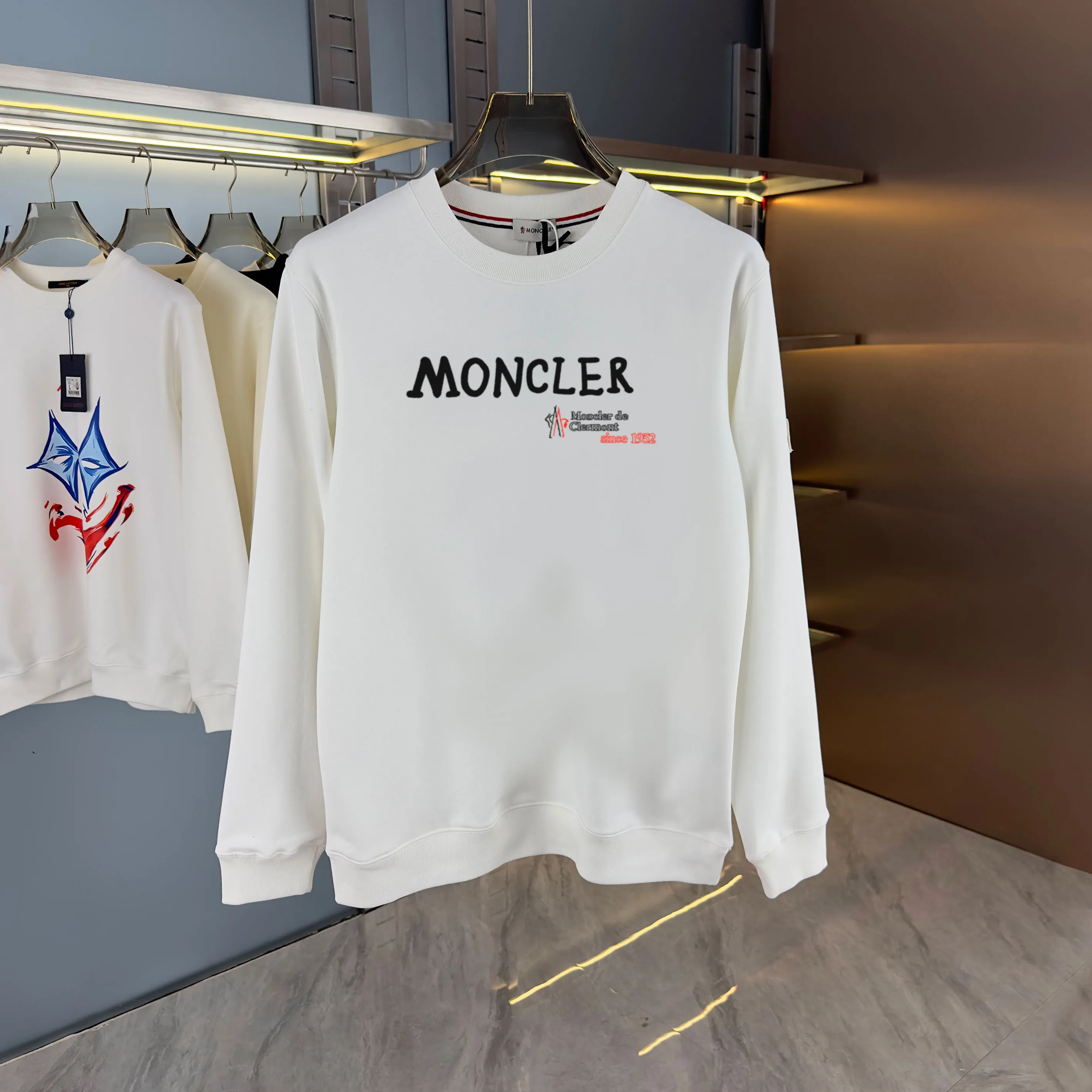 P210 high version sweatshirt) 📦With exclusive picture packaging📦 [Long-term ready stock] Upgraded version "Mobile phone smart sensor ~ NFC chip armband ~ Direct access to the official website anti-counterfeiting" 〖 𝐌𝐎𝐍𝐂𝐋𝐄𝐑 ~ Mouth covering〗 2025 new high quality, using 450g heavyweight fabric Different from the market currency, you can mix and match everything at will and you will be handsome😎The whole clothes is made of double waistcoats. The double waistcoats make the whole dress more three-dimensional. It is not an ordinary factory that can do such fine work. 2025 autumn and winter new style, on sale at the counter, exquisite printed round neck terry sweatshirt. High-end double-ply cotton. Customized stretch ribs are dyed in the same vat. Three standards are complete. It is matched with digital printing patterns and is very breathable. Same style for men and women. Color: black, white, apricot. Size: S M L XL 2XL