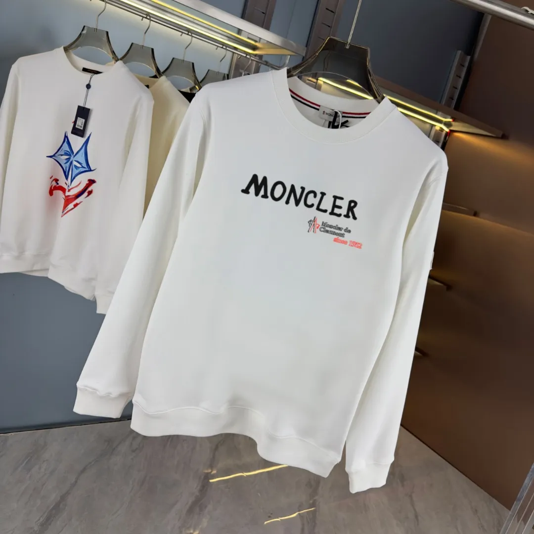 P210 high version sweatshirt) 📦With exclusive picture packaging📦 [Long-term ready stock] Upgraded version "Mobile phone smart sensor ~ NFC chip armband ~ Direct access to the official website anti-counterfeiting" 〖 𝐌𝐎𝐍𝐂𝐋𝐄𝐑 ~ Mouth covering〗 2025 new high quality, using 450g heavyweight fabric Different from the market currency, you can mix and match everything at will and you will be handsome😎The whole clothes is made of double waistcoats. The double waistcoats make the whole dress more three-dimensional. It is not an ordinary factory that can do such fine work. 2025 autumn and winter new style, on sale at the counter, exquisite printed round neck terry sweatshirt. High-end double-ply cotton. Customized stretch ribs are dyed in the same vat. Three standards are complete. It is matched with digital printing patterns and is very breathable. Same style for men and women. Color: black, white, apricot. Size: S M L XL 2XL