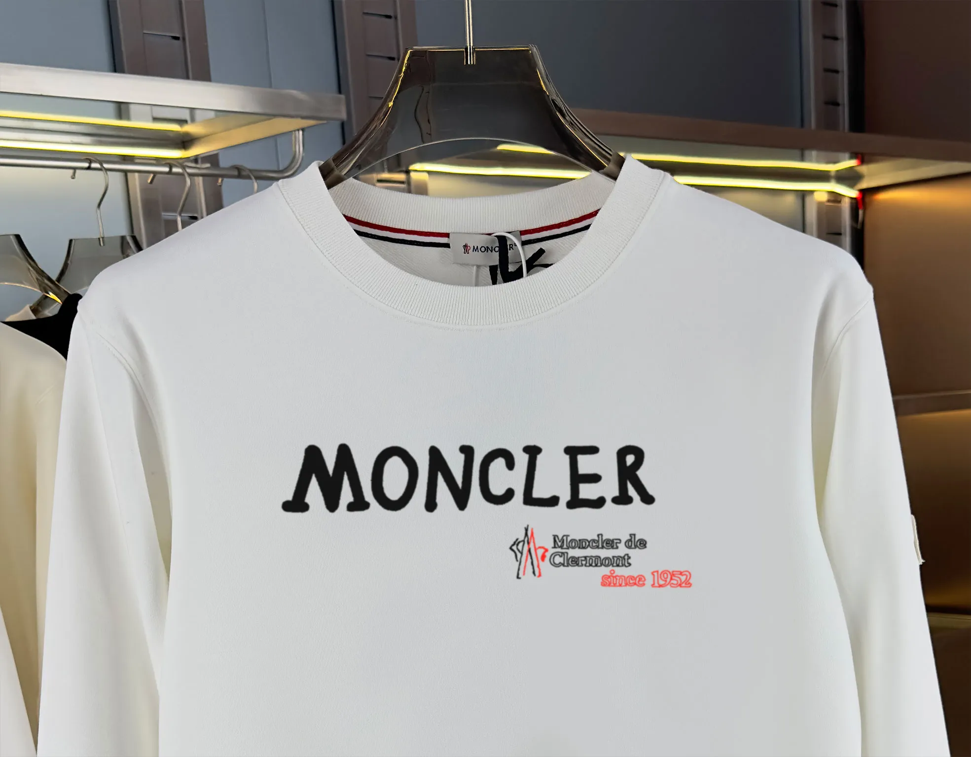 P210 high version sweatshirt) 📦With exclusive picture packaging📦 [Long-term ready stock] Upgraded version "Mobile phone smart sensor ~ NFC chip armband ~ Direct access to the official website anti-counterfeiting" 〖 𝐌𝐎𝐍𝐂𝐋𝐄𝐑 ~ Mouth covering〗 2025 new high quality, using 450g heavyweight fabric Different from the market currency, you can mix and match everything at will and you will be handsome😎The whole clothes is made of double waistcoats. The double waistcoats make the whole dress more three-dimensional. It is not an ordinary factory that can do such fine work. 2025 autumn and winter new style, on sale at the counter, exquisite printed round neck terry sweatshirt. High-end double-ply cotton. Customized stretch ribs are dyed in the same vat. Three standards are complete. It is matched with digital printing patterns and is very breathable. Same style for men and women. Color: black, white, apricot. Size: S M L XL 2XL