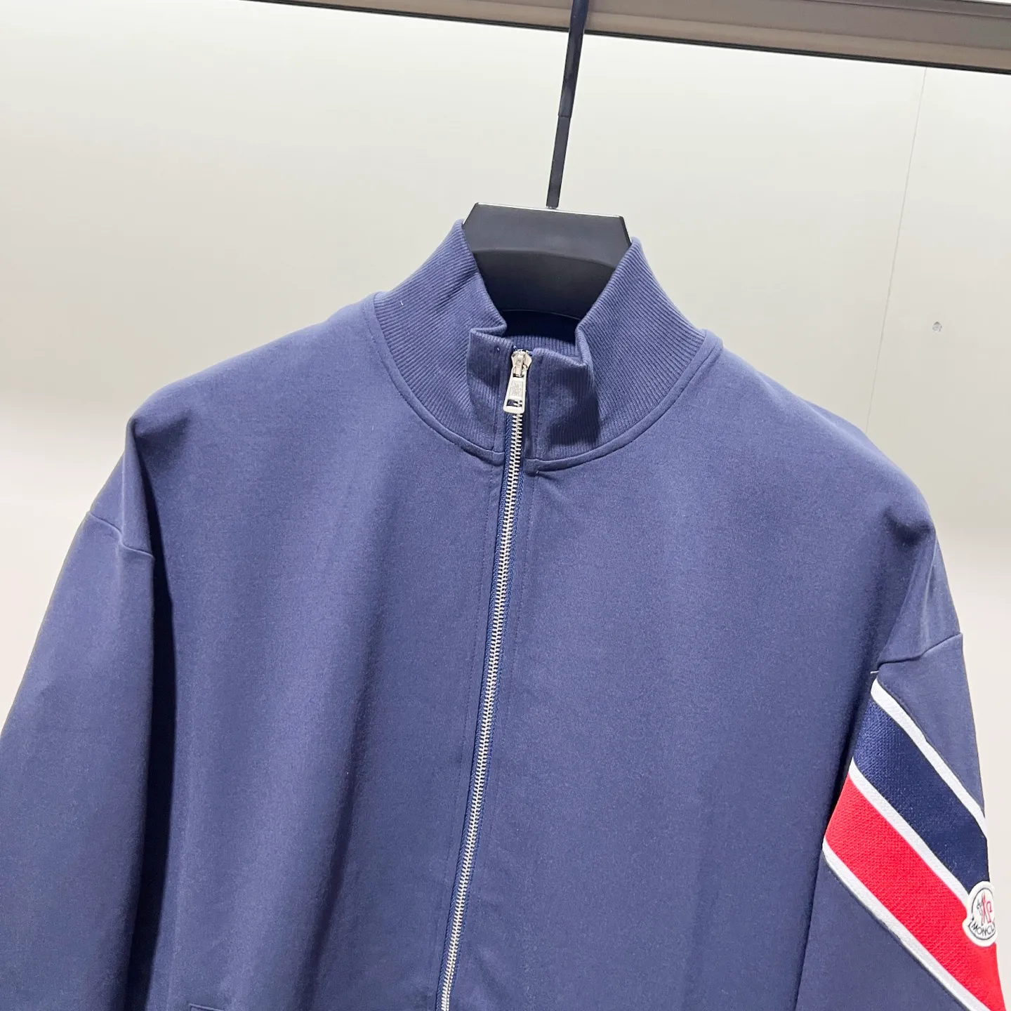 P270 MONCLER/Mask Custom fabric suit zipper jacket Red and blue ribbon splicing design brand Zhangzi LOGO process Official synchronization High version High quality Fashion personality Versatile trend Pure original quality Original fabric Hang tag Collar label Washed wheat Complete three standards Color: blue. Gray. Size: S-2XL