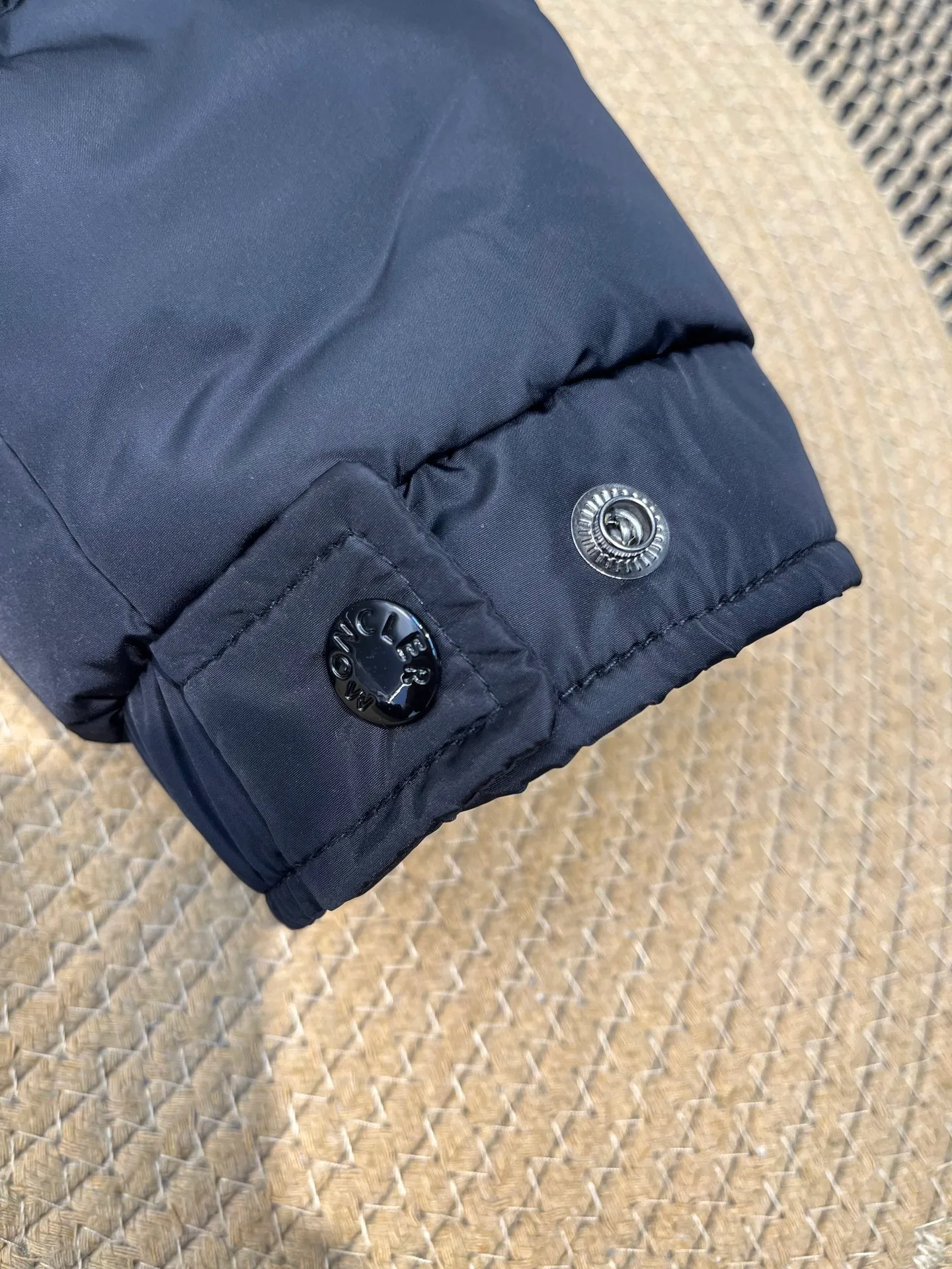 P820 ​​Moncler 🌟Mouth Mouth New Autumn and Winter Matte Classic Maya! Official website synchronized 🈶sale! Yuhuang's century-old evergreen series of products! The latest product from Mayan culture! 90 down filling, the fullness of the down can be seen with the naked eye. Disassembled, the fabric is soft and textured. It continues to be a hot seller, and the upper body is lighter and more comfortable. Color: black green yellow size: 12345