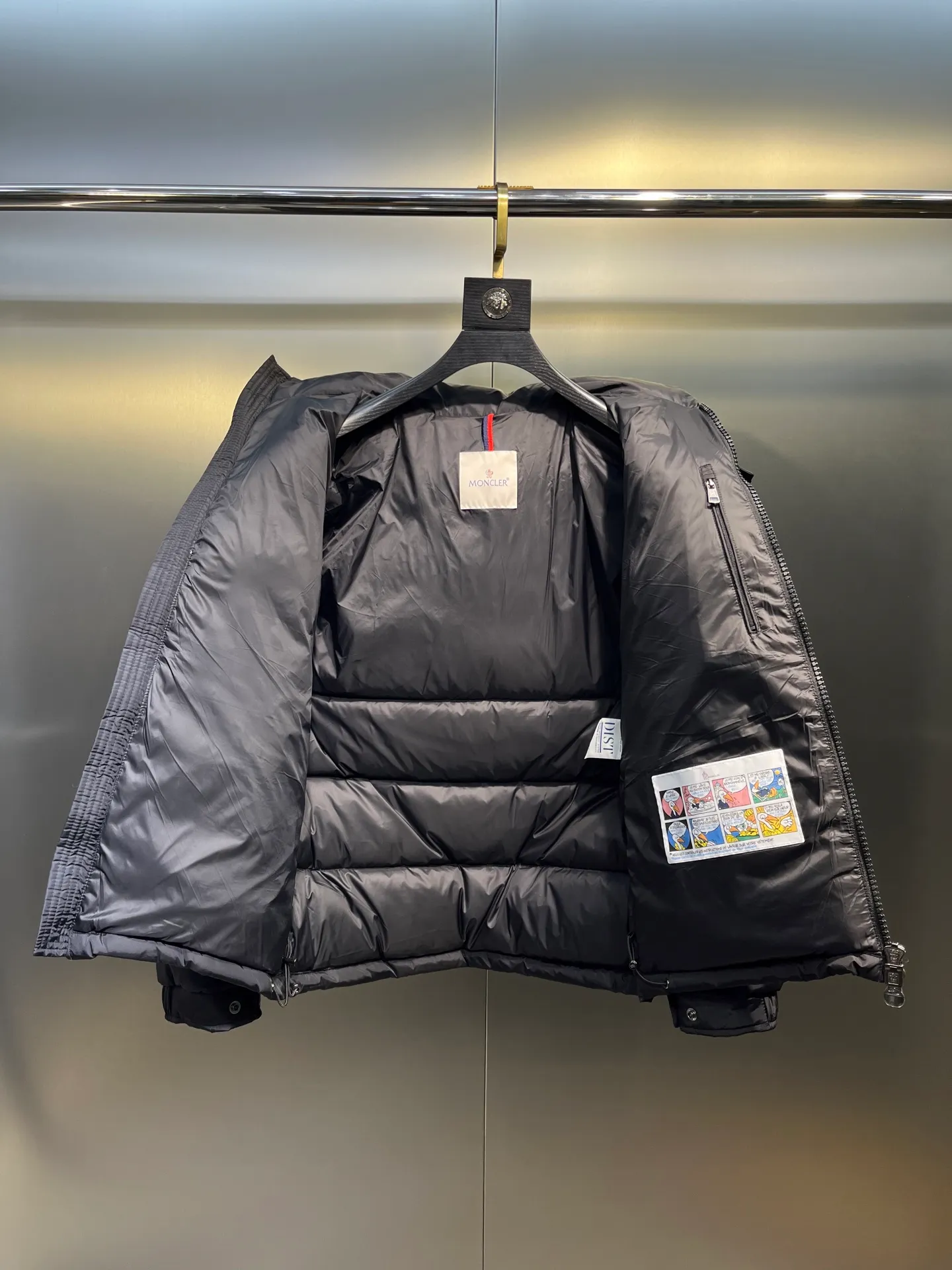 P820 ​​Moncler 🌟Mouth Mouth New Autumn and Winter Matte Classic Maya! Official website synchronized 🈶sale! Yuhuang's century-old evergreen series of products! The latest product from Mayan culture! 90 down filling, the fullness of the down can be seen with the naked eye. Disassembled, the fabric is soft and textured. It continues to be a hot seller, and the upper body is lighter and more comfortable. Color: black green yellow size: 12345