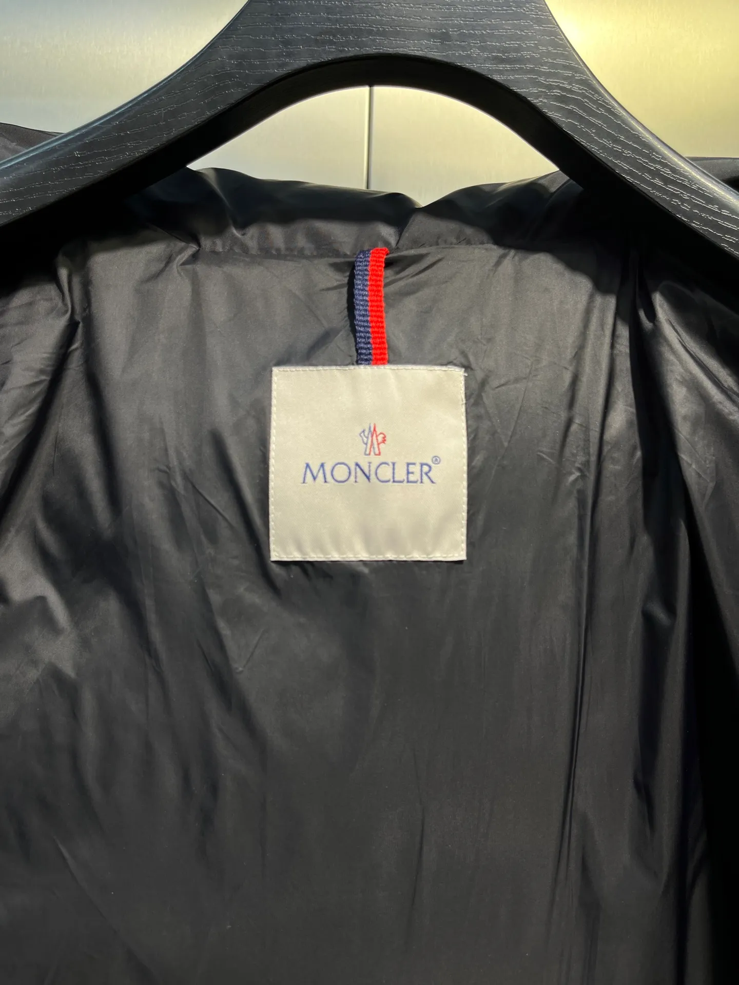 P820 ​​Moncler 🌟Mouth Mouth New Autumn and Winter Matte Classic Maya! Official website synchronized 🈶sale! Yuhuang's century-old evergreen series of products! The latest product from Mayan culture! 90 down filling, the fullness of the down can be seen with the naked eye. Disassembled, the fabric is soft and textured. It continues to be a hot seller, and the upper body is lighter and more comfortable. Color: black green yellow size: 12345