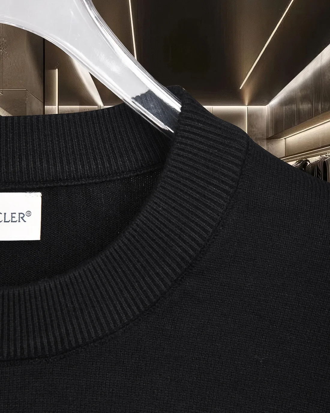 P236 (please stock available) Moncler/Mask 25Fw classic chest Logo letter badge logo casual knitted pullover sweater 2025FW official website new original fabric official same style Selected sweater customization Imported wool fabric High-end version, counter custom fabric High breathability and comfort, precision production, impeccable detail processing, ✅customized logo engraved buttons, three complete labels. Brand element design concept reflects high quality. It feels delicate and soft! Presenting a casual cut, the upper body shape is great 🐍 Color; black, white and gray Size: M-XXXL