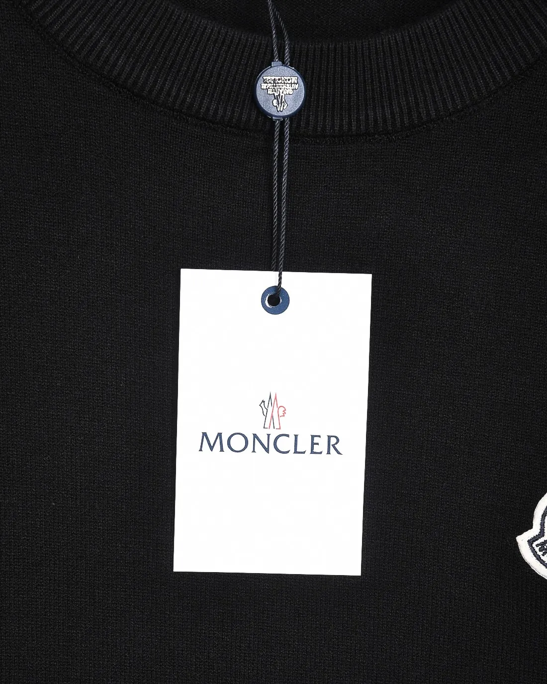 P236 (please stock available) Moncler/Mask 25Fw classic chest Logo letter badge logo casual knitted pullover sweater 2025FW official website new original fabric official same style Selected sweater customization Imported wool fabric High-end version, counter custom fabric High breathability and comfort, precision production, impeccable detail processing, ✅customized logo engraved buttons, three complete labels. Brand element design concept reflects high quality. It feels delicate and soft! Presenting a casual cut, the upper body shape is great 🐍 Color; black, white and gray Size: M-XXXL
