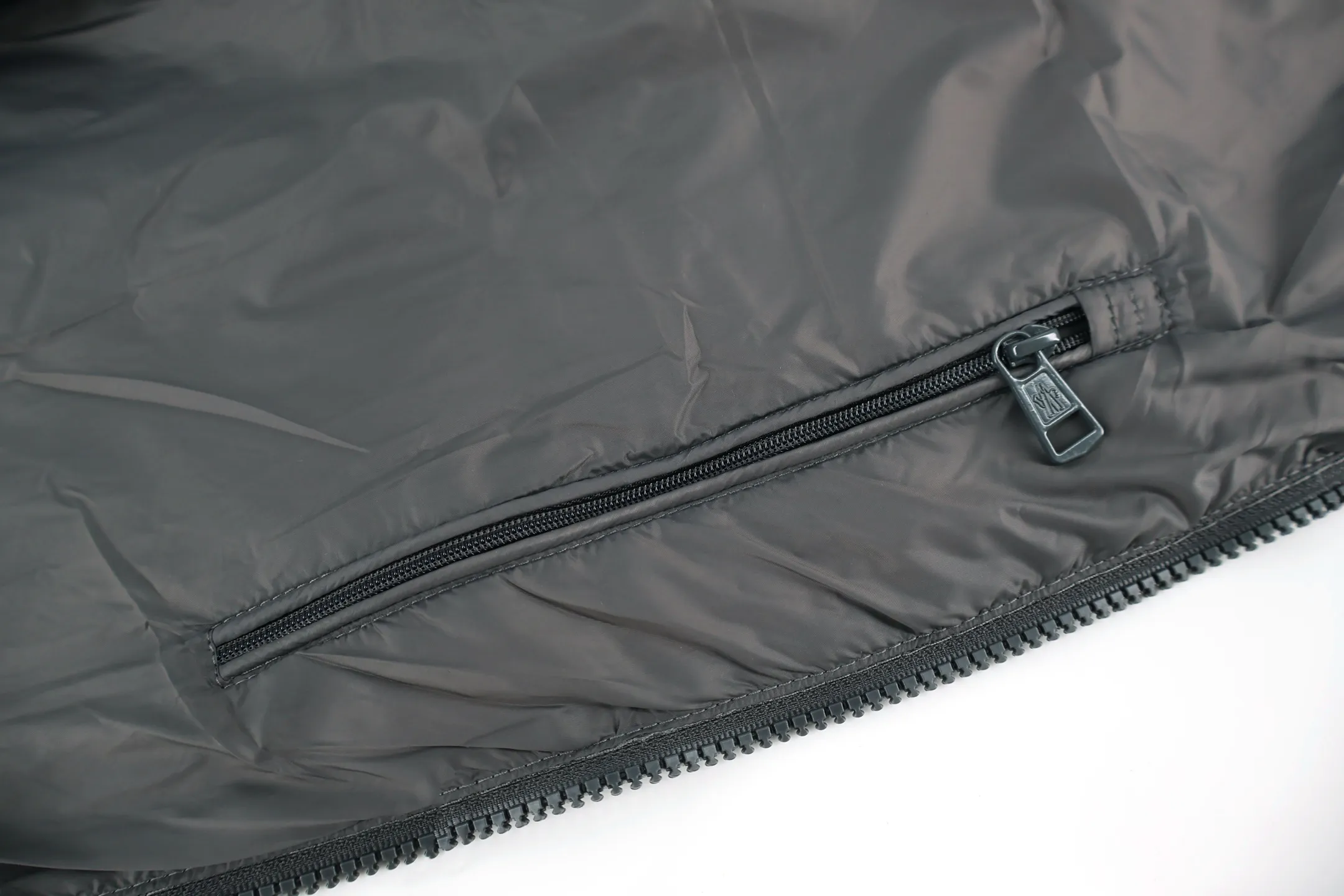 P970 Moncler muffled woolen patchwork down jacket (grey). The outer front fabric is made of 100% nylon (nylon). Its high-density structure achieves excellent windproof effect. It also has strong wear resistance and wrinkle resistance. It is scratch-free for daily wear and can be easily taken care of. The splicing design of sweaters and down jackets not only retains the thermal performance of down jackets, but also incorporates the fashion elements of sweaters, making the overall garment both practical and fashionable. High-quality material: filled with high-quality white duck down, with a filling capacity of 100g, which has excellent thermal insulation effect. At the same time, the sweater is made of wool, cashmere and other natural fibers, which are soft, comfortable and skin-friendly. The sweaters and down jackets are carefully spliced ​​to ensure comfortable wearing and are not prone to threading or velvet loss. High collar design: not only provides excellent thermal insulation effect, but also adds a unique sense of fashion, allowing the wearer to maintain style in the cold season. Stripe decoration: The stripes on the sleeve arms are like bright brush strokes, embellished on the dark gray down jacket, injecting vitality and movement into the overall look, making the clothing more eye-catching. Size:1-2-3-4-5