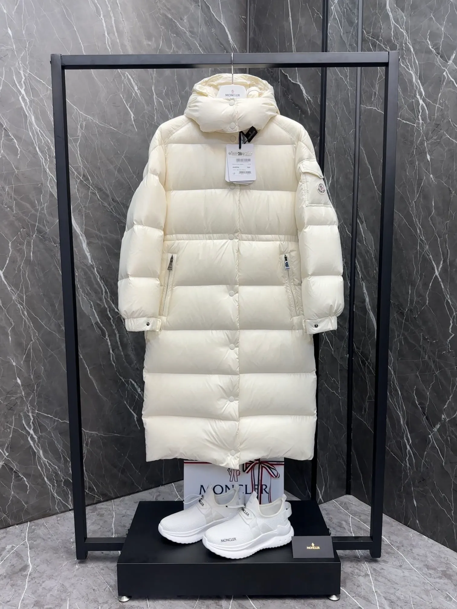 P780 Moncler Long Maire Winter Warmth Artifact Moncler Cavettaz Long Down Jacket A must-have warm thing in the northern winter, it is only available in summer. It has a drawstring design inside, which can highlight the waist. Moncler Long Marie saved the whole winter. It is too cold in the north this winter, too cold! Only this kind of long down jacket from head to toe can resist the cold, as if wrapped in a big quilt when going out. But this kind of long down jacket can easily look bulky. Made of pure European-label white goose down, 90% goose down + 10% feathers, the long Marie is a slimmer style among Moncler's long styles. It has a waist design in the middle. It is not as fluffy and bloated as other styles. It is very warm and light, and is not a bit heavy like a big goose. Color, black, off-white Size: 1234
