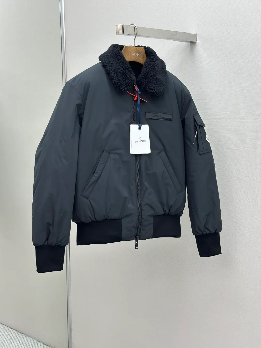 P950 Moncler double-sided pilot down jacket, custom-made soft matte brocade fabric and teddy velvet, using the new national standard 90 white duck down (welcome to test), full of down, full of warmth, light and fluffy, with a pure and ultimate black tone, exuding an irresistible charm. The fashion code is hidden on both sides to unlock multiple styles. One side is matte like the deep night, cold and neat, outlining modern simplicity. The other side is made of teddy velvet like dark night velvet flowers. Soft and mysterious, smudged with retro warmth, the iconic Moncler logo appears on the sleeves, fully recognizable, the style can be switched at will, free and easy, showing nobility, subverting the traditional avant-garde design, redefining the boundaries of winter fashion, and becoming the most intimate companion in winter. Process 1: Computer mechanical down filling. Prioritize the production of liner pattern to determine the filling area and determine the weight of down per square meter according to the original three-dimensional effect, thereby calculating the amount of down filling for each piece. The computerized down filling machine uses a digital weighing unit to achieve stable measurement. Process 2: Computer template machine lines. The computer template machine's line process shows extremely high neatness and smoothness. The craftsman accurately controls the size during the operation to ensure that each line meets the design requirements. The lines of the entire template are smooth and unified, clean and beautiful. Process 3: Ergonomic three-dimensional cutting. Return to traditional craft techniques through segmentation, folding, shrinking, and stretching techniques. The so-called slow work produces fine work. It is the respect for the material and the pursuit of feel. The workmanship is complex and cumbersome. Slow timeliness and high loss. Process 4: Manual reloading and opening of the bag. For high-density and heavy teddy velvet fabrics, the three-dimensional structure of the bag mouth is accurately lifted out on the back of the fabric through special bone needles. It is a two-stage operation of single-layer basic shaping and multi-layer edge reinforcement. Paving materials: Customized 1:1 Moncler snap button Customized 1:1 Moncler zipper Customized 1:1 Moncler lanyard Customized 1:1 Moncler Chest logo Customized 1:1 Moncler Embroidered logo Customized 1:1 Moncler trademark Function: Double-sided wearable, free to match Size: 1 code 2 codes 3 codes 4 codes