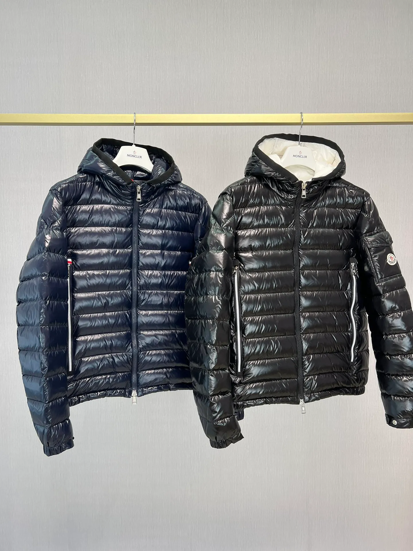 P840 latest counter updated simultaneously! Galion hooded down jacket with straight cut and square quilted down jacket ⭕️⭕️⭕️⭕️⭕️⭕️ The latest fashionable mask Liu Haoran's same jacket fabric is imported from South Korea🇰🇷, waterproof, windproof and lightweight🐮‼ ️, so the fabric will be as soft as expected🤓🤓The sleeves are equipped with iconic Moncler logo zippers👏🏼, the hat is not removable🧢, it feels very handsome~, echoing the brand's DNA‼ ️. The classic regular fit is warm and comfortable. ��️☺️The cold protection index is minus 15-25℃🥶It is enough to wear in the winter of minus 20℃ in Toronto! ! ! A lightweight and comfortable style that makes people really comfortable! Provide you with the best protection in cold weather. 🥳 Color: black. Blue Size: 12345