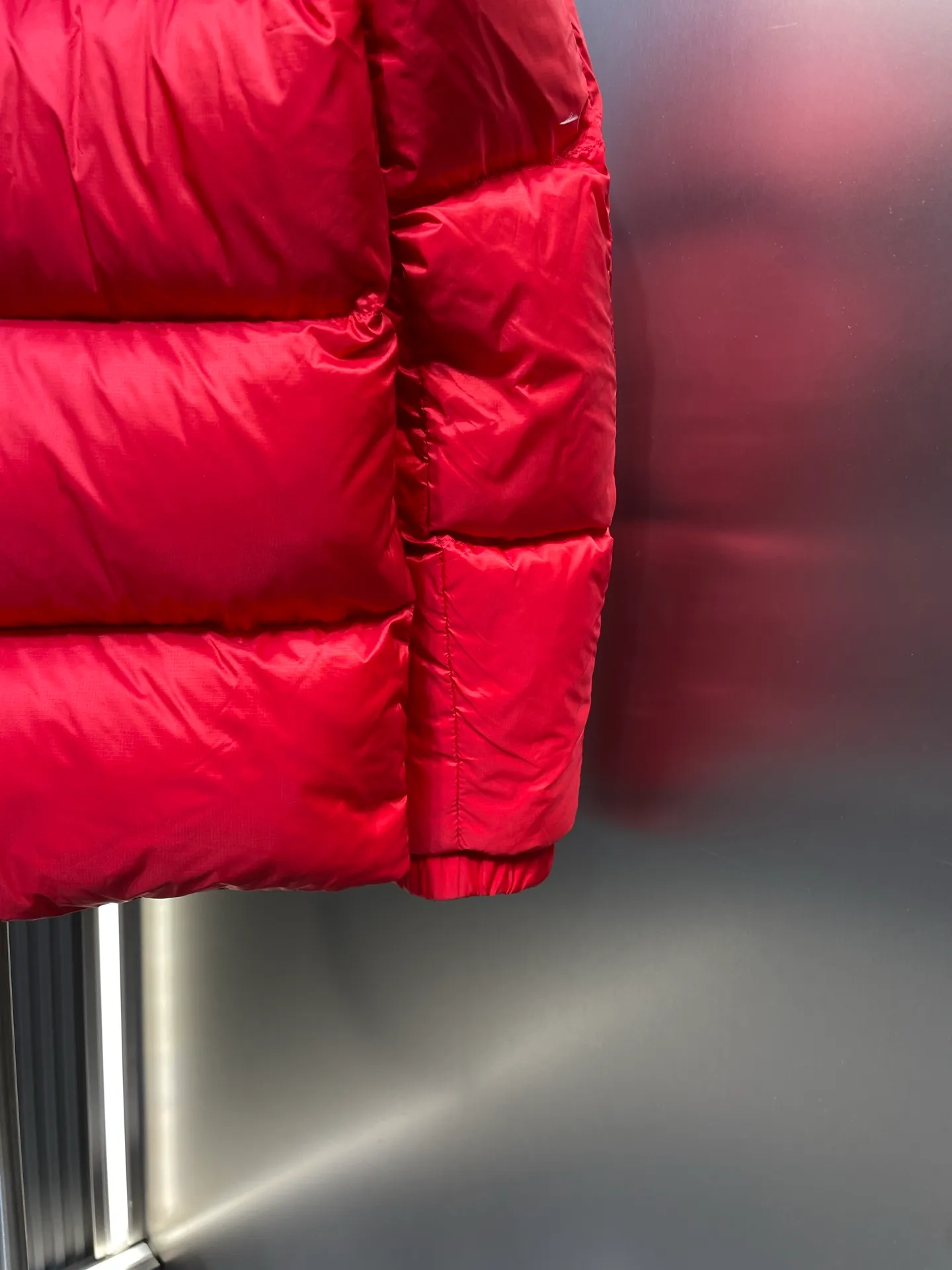 P1120 moncler 🌟 Down jacket Montbeliard down is made of iconic lon laqué fabric, showing a gorgeous luster effect. Equipped with a removable hood, it can easily adapt to changing weather. The sleeve pockets inspired by Moner Maya are embellished to highlight the essence of the brand. High quality version of ribbon Maya with NFC chip shipped with dust bag color: black size: 12345