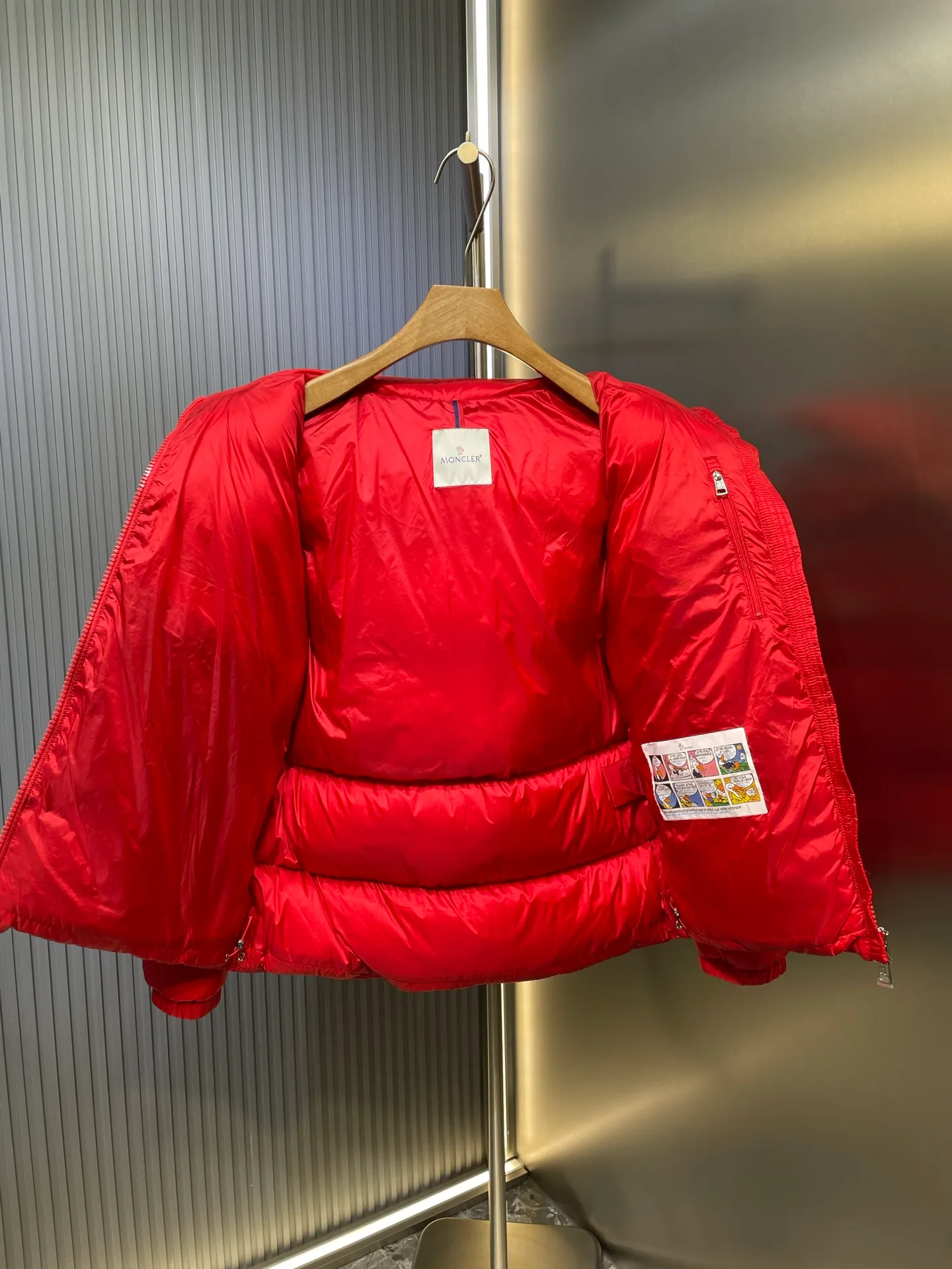 P1120 moncler 🌟 Down jacket Montbeliard down is made of iconic lon laqué fabric, showing a gorgeous luster effect. Equipped with a removable hood, it can easily adapt to changing weather. The sleeve pockets inspired by Moner Maya are embellished to highlight the essence of the brand. High quality version of ribbon Maya with NFC chip shipped with dust bag color: black size: 12345