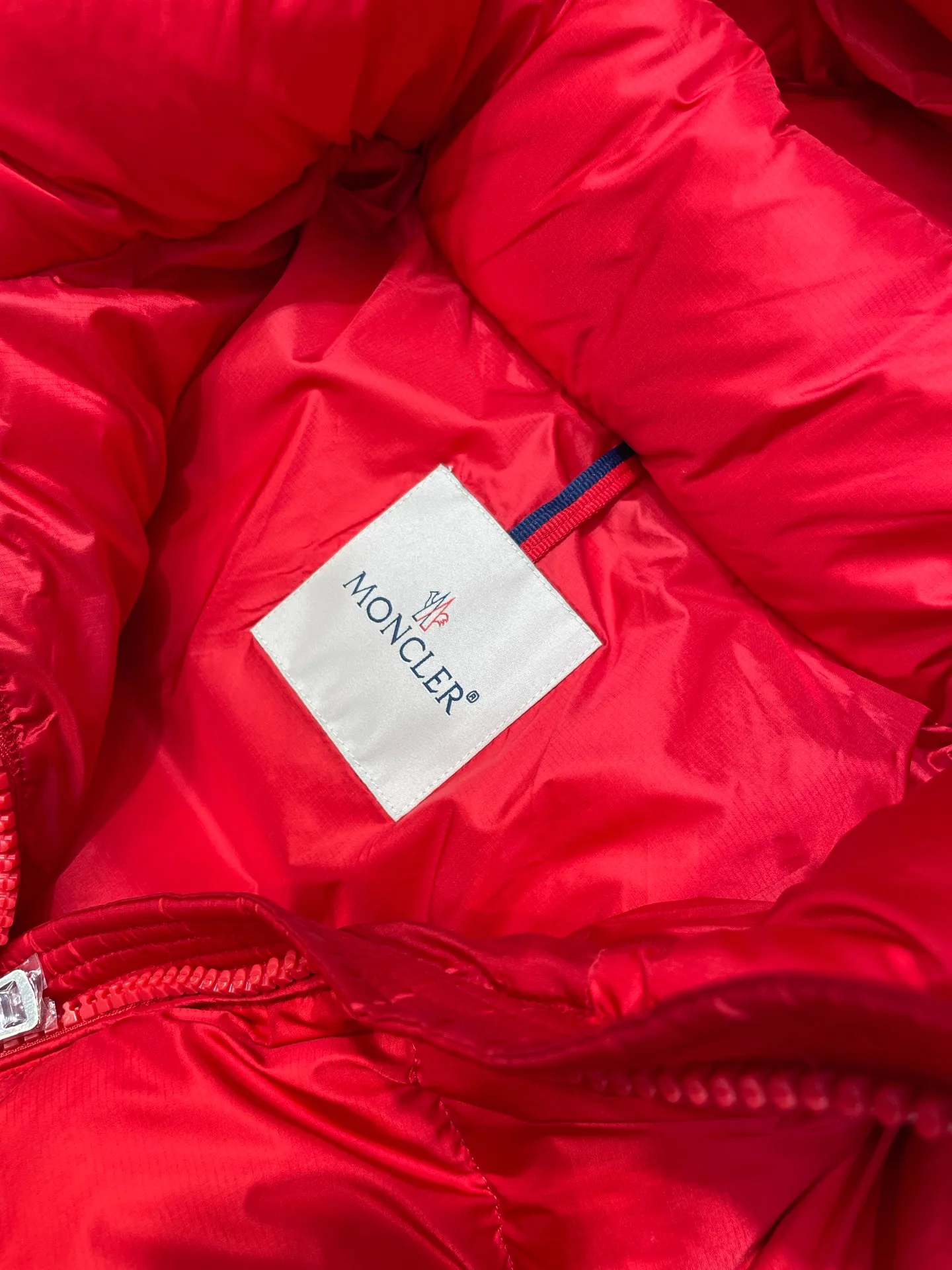P1120 moncler 🌟 Down jacket Montbeliard down is made of iconic lon laqué fabric, showing a gorgeous luster effect. Equipped with a removable hood, it can easily adapt to changing weather. The sleeve pockets inspired by Moner Maya are embellished to highlight the essence of the brand. High quality version of ribbon Maya with NFC chip shipped with dust bag color: black size: 12345