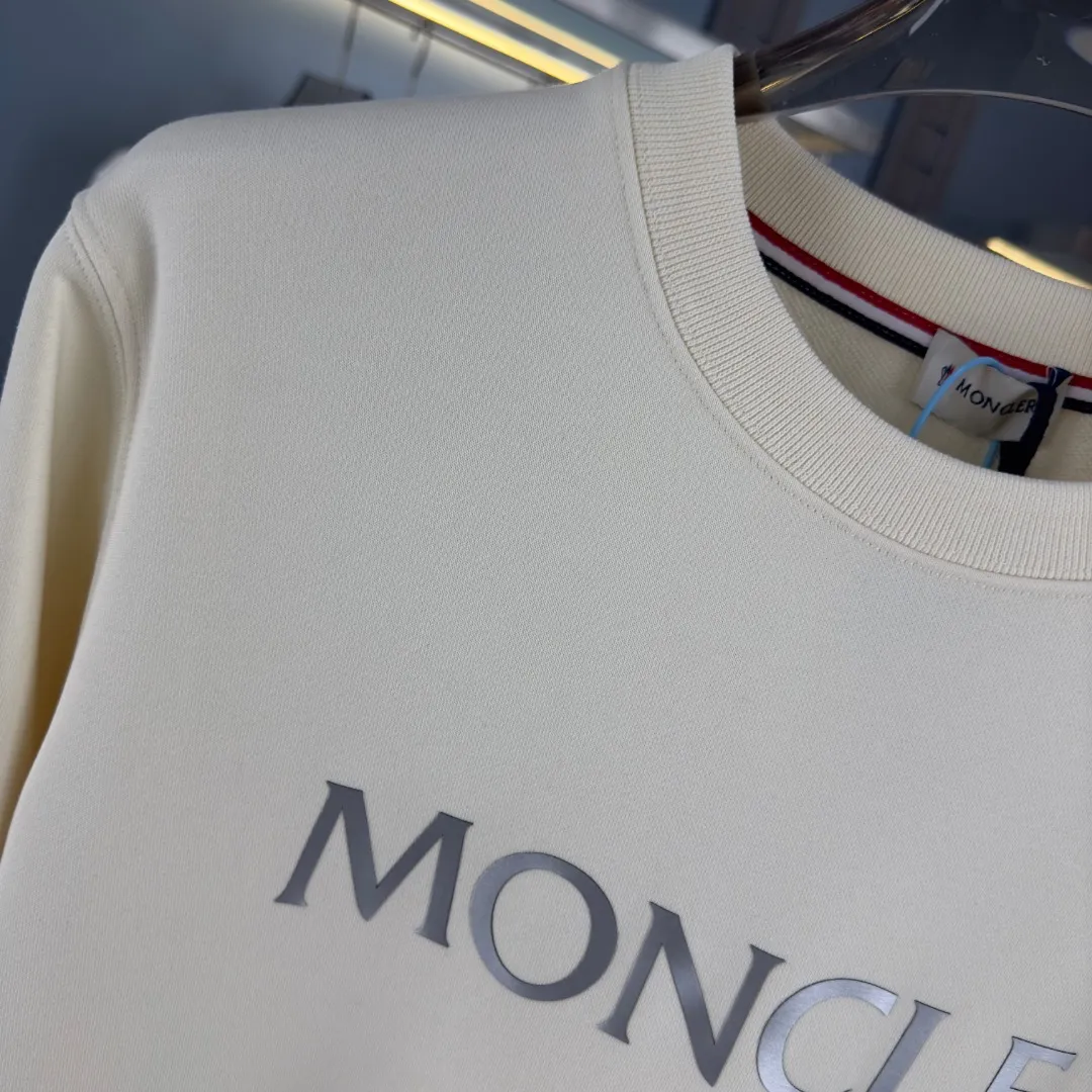 P210 version sweatshirt) 📦With exclusive packaging📦 [Long-term ready stock] Upgraded version "Mobile phone smart sensor~NFC chip armband~direct to the official website for anti-counterfeiting" 〖 𝐌𝐎𝐍𝐂𝐋𝐄𝐑~Mouggou〗 2025 new high quality, using 450 grams of heavyweight fabric Different from the market currency, you can mix and match everything at will and you will be handsome😎The whole clothes is made of double waistcoats. The double waistcoats make the whole dress more three-dimensional. It is not an ordinary factory that can do such fine work. 2025 autumn and winter new style, on sale at the counter, exquisite printed round neck terry sweatshirt. High-end double-ply cotton. Customized stretch ribs are dyed in the same vat. Three standards are complete. It is matched with digital printing patterns and is very breathable. Same style for men and women. Color: black, white, apricot. Size: S M L XL 2XL