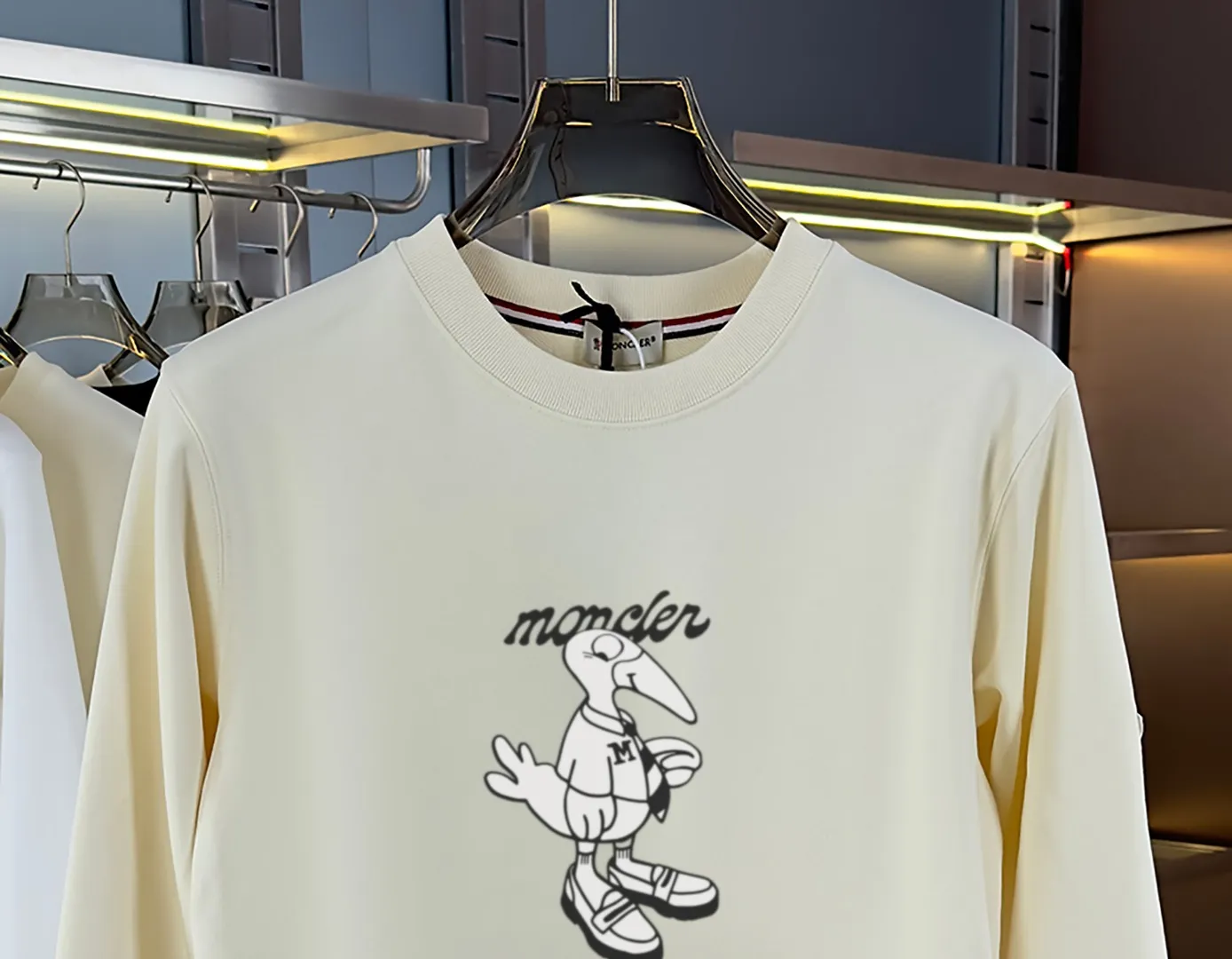 P210 version sweatshirt) 📦With exclusive packaging📦 [Long-term ready stock] Upgraded version "Mobile phone smart sensor~NFC chip armband~direct to the official website for anti-counterfeiting" 〖 𝐌𝐎𝐍𝐂𝐋𝐄𝐑~Mouggou〗 2025 new high quality, using 450 grams of heavyweight fabric Different from the market currency, you can mix and match everything at will and you will be handsome😎The whole clothes is made of double waistcoats. The double waistcoats make the whole dress more three-dimensional. It is not an ordinary factory that can do such fine work. 2025 autumn and winter new style, on sale at the counter, exquisite printed round neck terry sweatshirt. High-end double-ply cotton. Customized stretch ribs are dyed in the same vat. Three standards are complete. It is matched with digital printing patterns and is very breathable. Same style for men and women. Color: black, white, apricot. Size: S M L XL 2XL