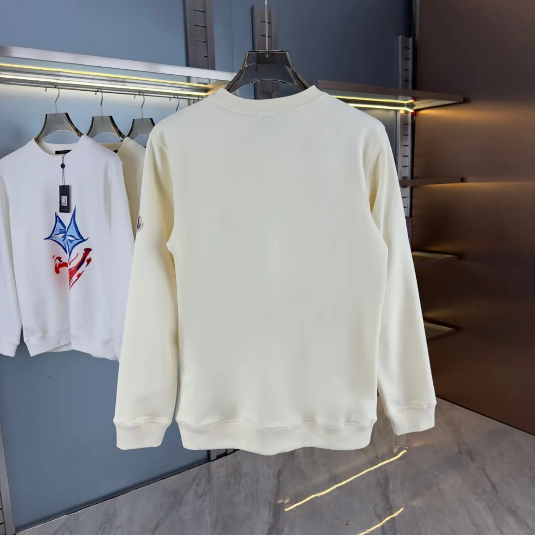 P210 version sweatshirt) 📦With exclusive packaging📦 [Long-term ready stock] Upgraded version "Mobile phone smart sensor~NFC chip armband~direct to the official website for anti-counterfeiting" 〖 𝐌𝐎𝐍𝐂𝐋𝐄𝐑~Mouggou〗 2025 new high quality, using 450 grams of heavyweight fabric Different from the market currency, you can mix and match everything at will and you will be handsome😎The whole clothes is made of double waistcoats. The double waistcoats make the whole dress more three-dimensional. It is not an ordinary factory that can do such fine work. 2025 autumn and winter new style, on sale at the counter, exquisite printed round neck terry sweatshirt. High-end double-ply cotton. Customized stretch ribs are dyed in the same vat. Three standards are complete. It is matched with digital printing patterns and is very breathable. Same style for men and women. Color: black, white, apricot. Size: S M L XL 2XL