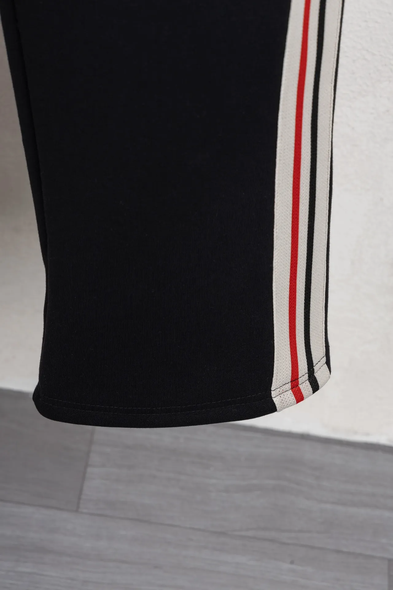 P220 Model number Restore the consistent waistline and use the domestic double-needle machine to modify the honing thread! The seemingly simple style has so many little details! Foot 22 thread professional size S-XL