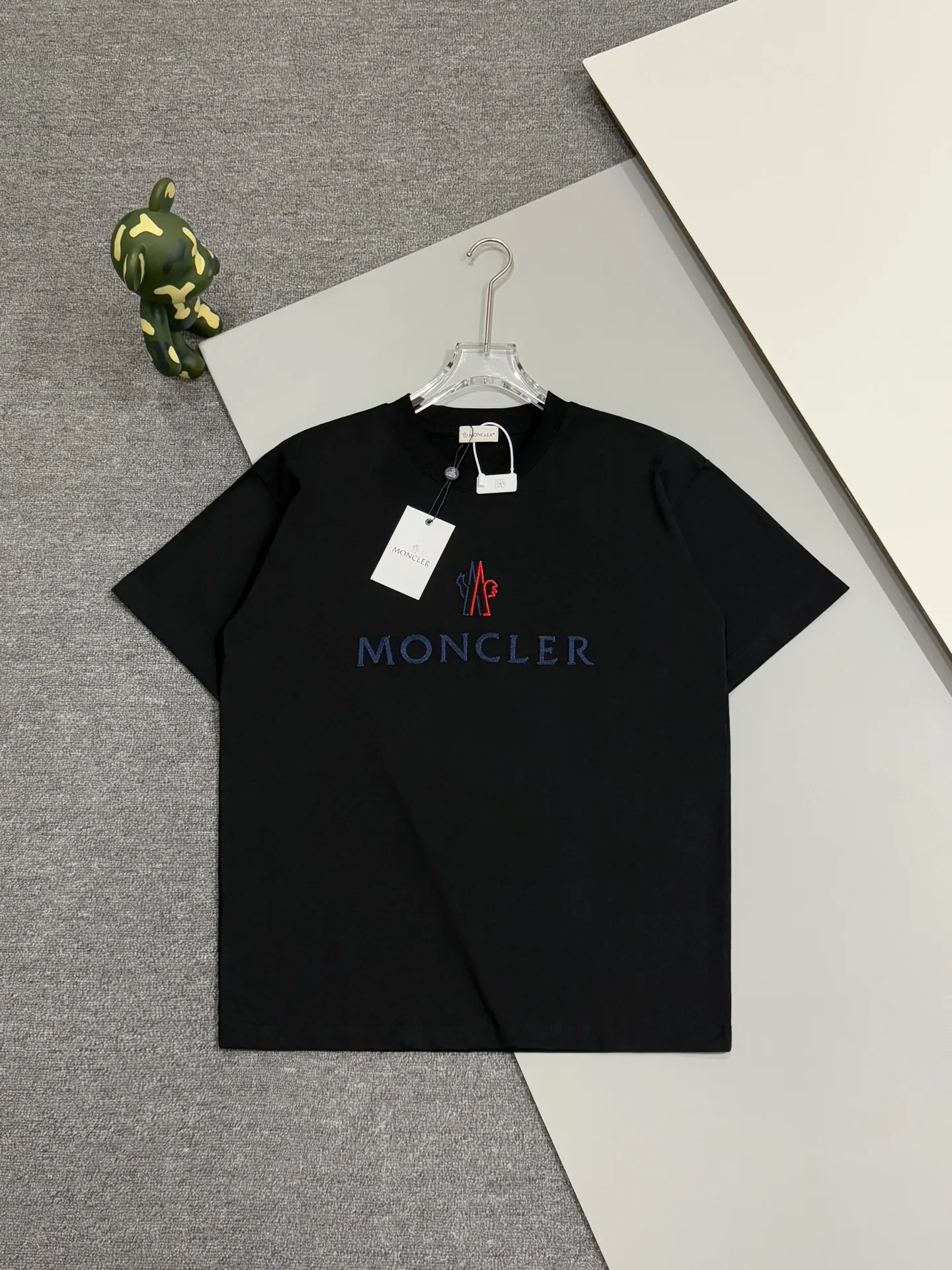 P160 [High Quality] Moncler ss25 spring and summer new model debuts the latest short-sleeved round neck T-shirt, high-end custom design, avant-garde and fashionable! The brand logo is embroidered on the front and back with heavy craftsmanship. High-end customized 32-count 280g fabric. Soft to the touch. Comfortable to wear. Exquisite stitching. Fine workmanship. The upper body effect is incomparably handsome! A must-have item for a stylish man! Color: black, white Size: S to xL